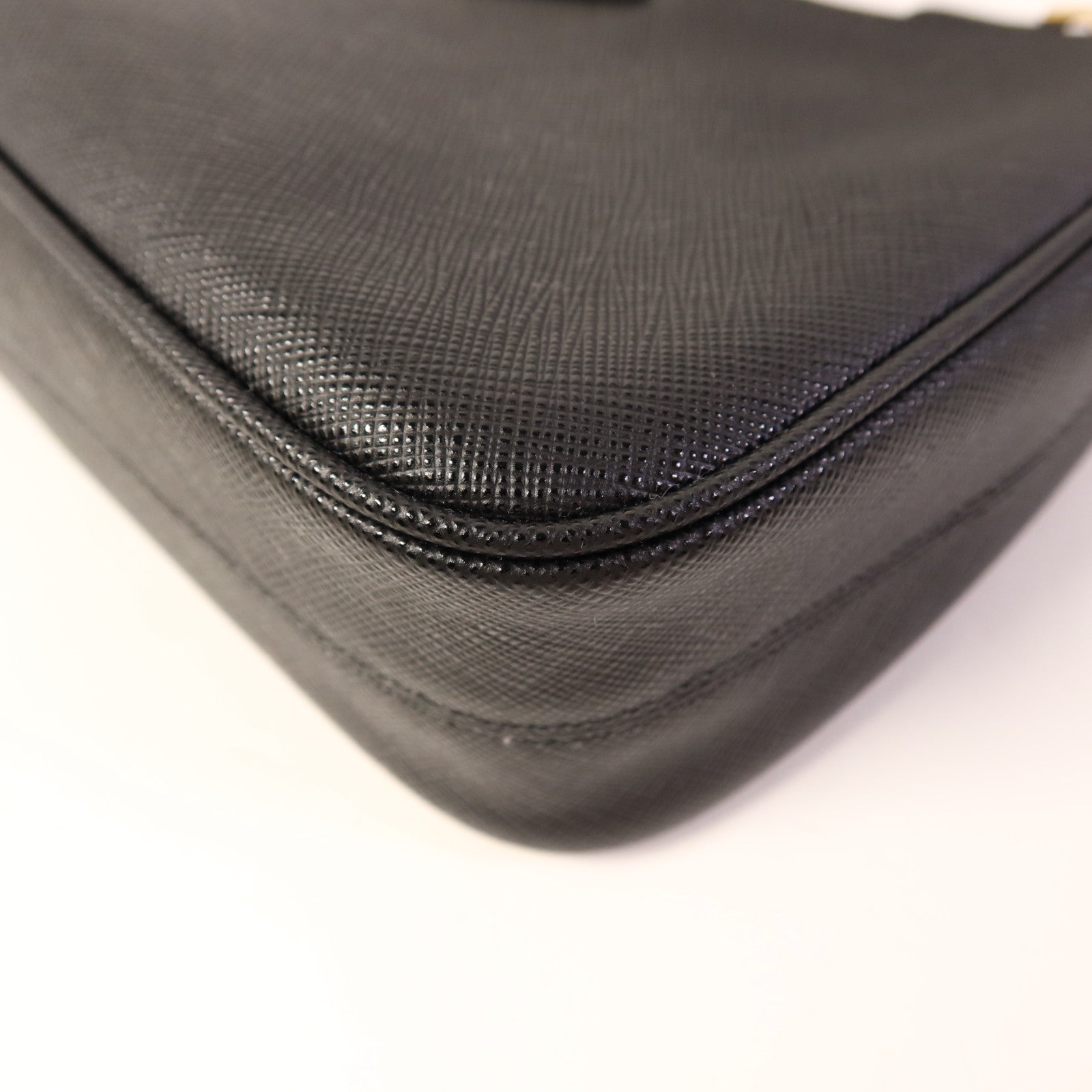 PRADA Saffiano皮革Re-Edition 2005金扣肩背袋