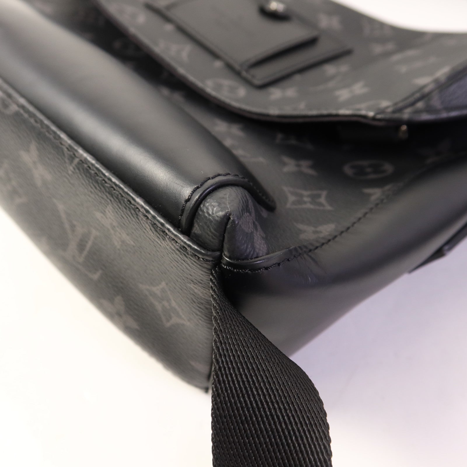 LOUIS VUITTON Monogram Eclipse Messenger PM Voyager銀扣肩背袋