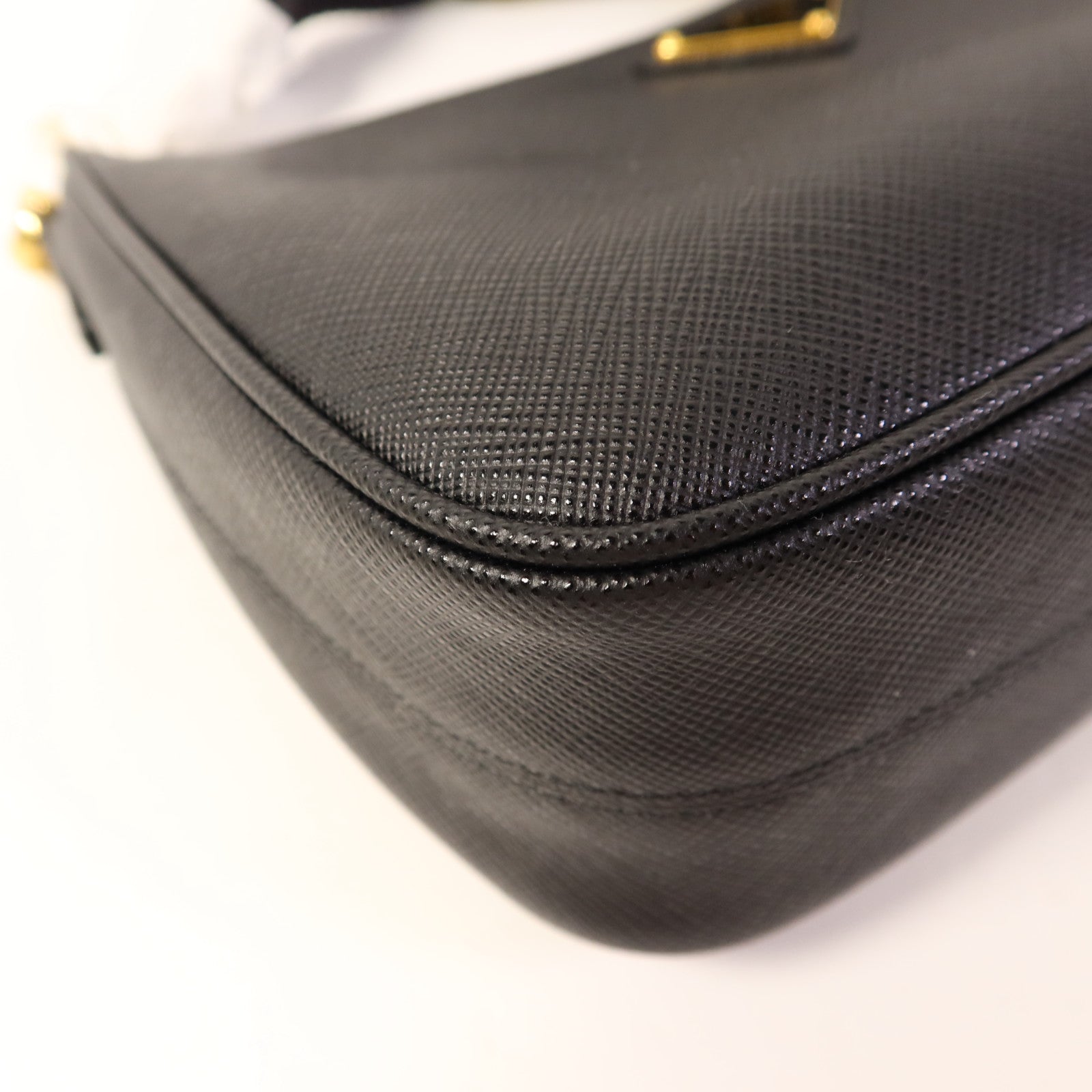 PRADA Saffiano皮革Re-Edition 2005金扣肩背袋