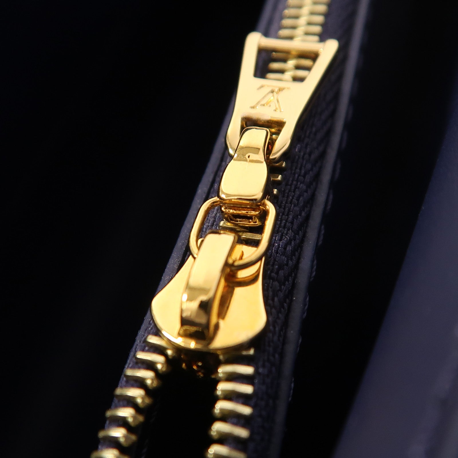 LOUIS VUITTON Crochet Twist MM金扣鏈帶肩背袋