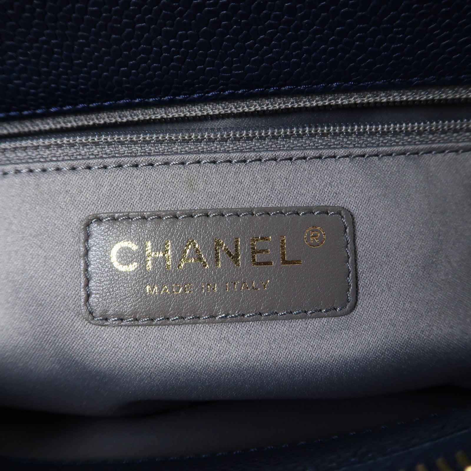 CHANEL 菱格Caviar皮革GST金扣肩背袋深藍色