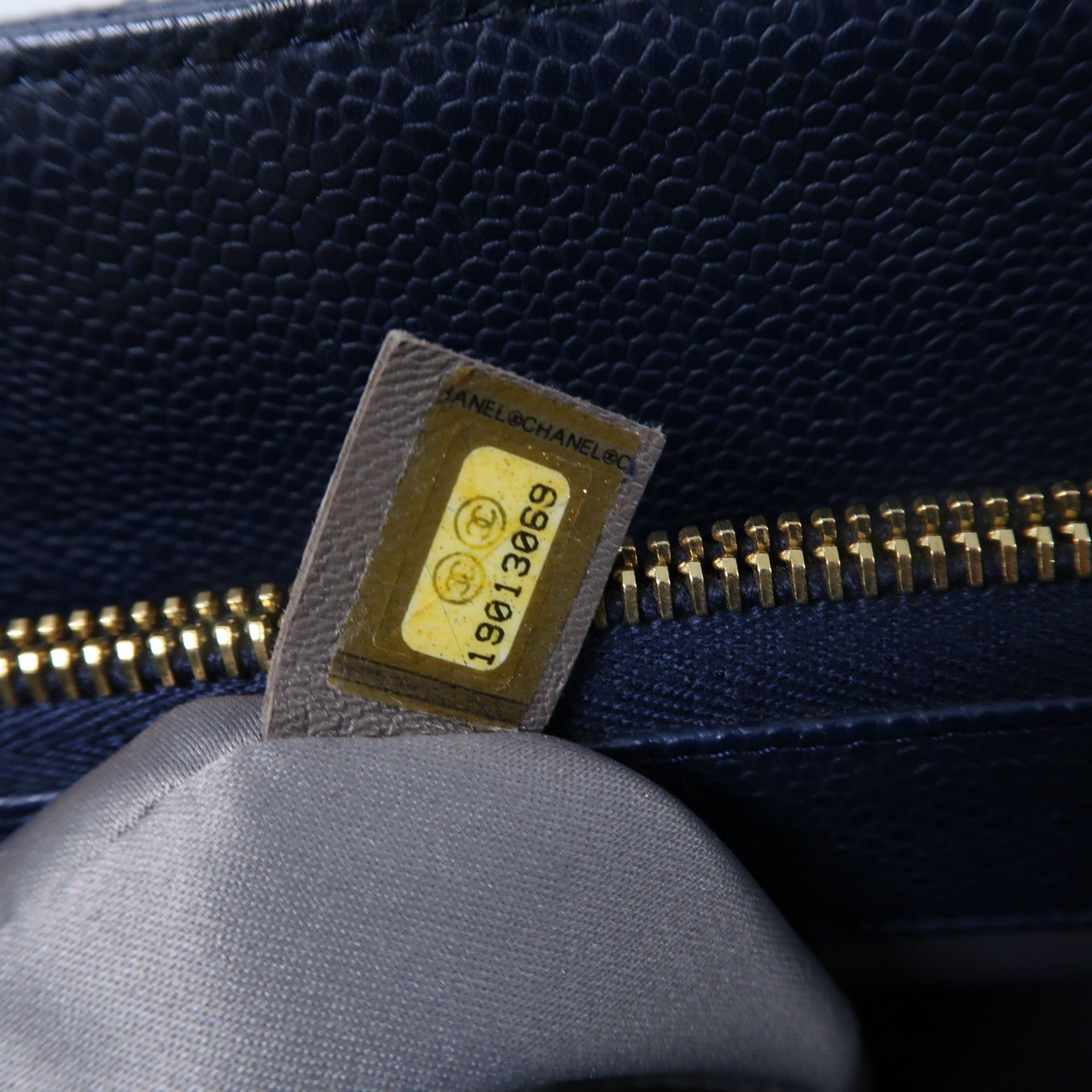CHANEL 菱格Caviar皮革GST金扣肩背袋深藍色