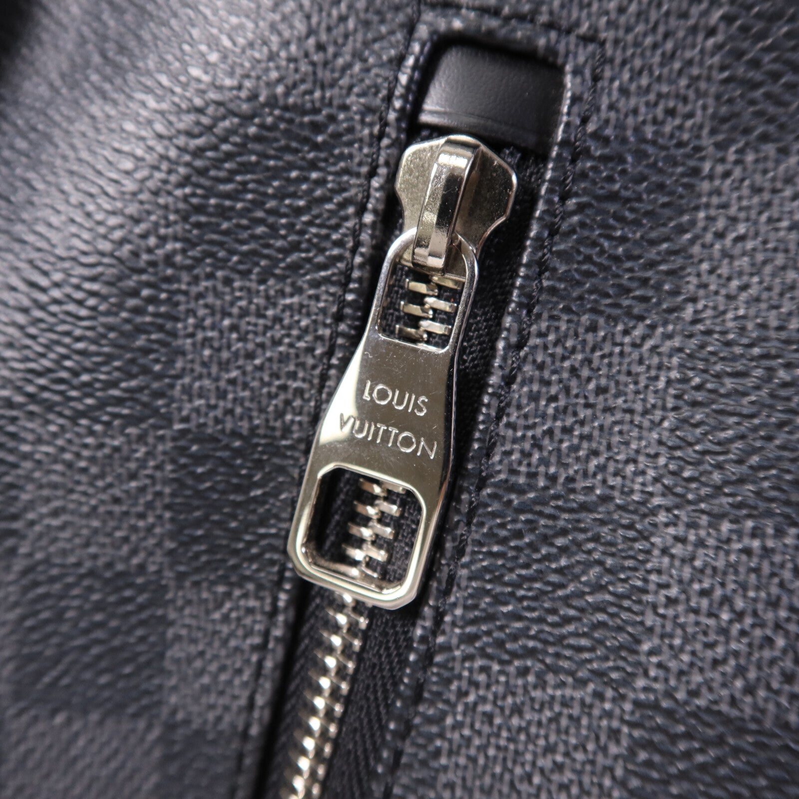 LOUIS VUITTON Damier Graphite Mick PM銀扣肩背袋