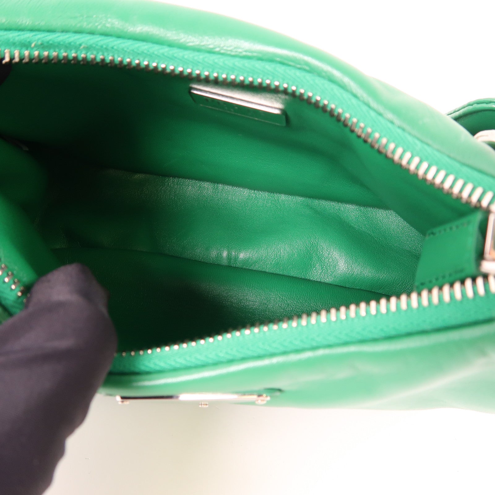 PRADA 羊皮皮革Re-Edition2005銀扣鏈帶肩背袋