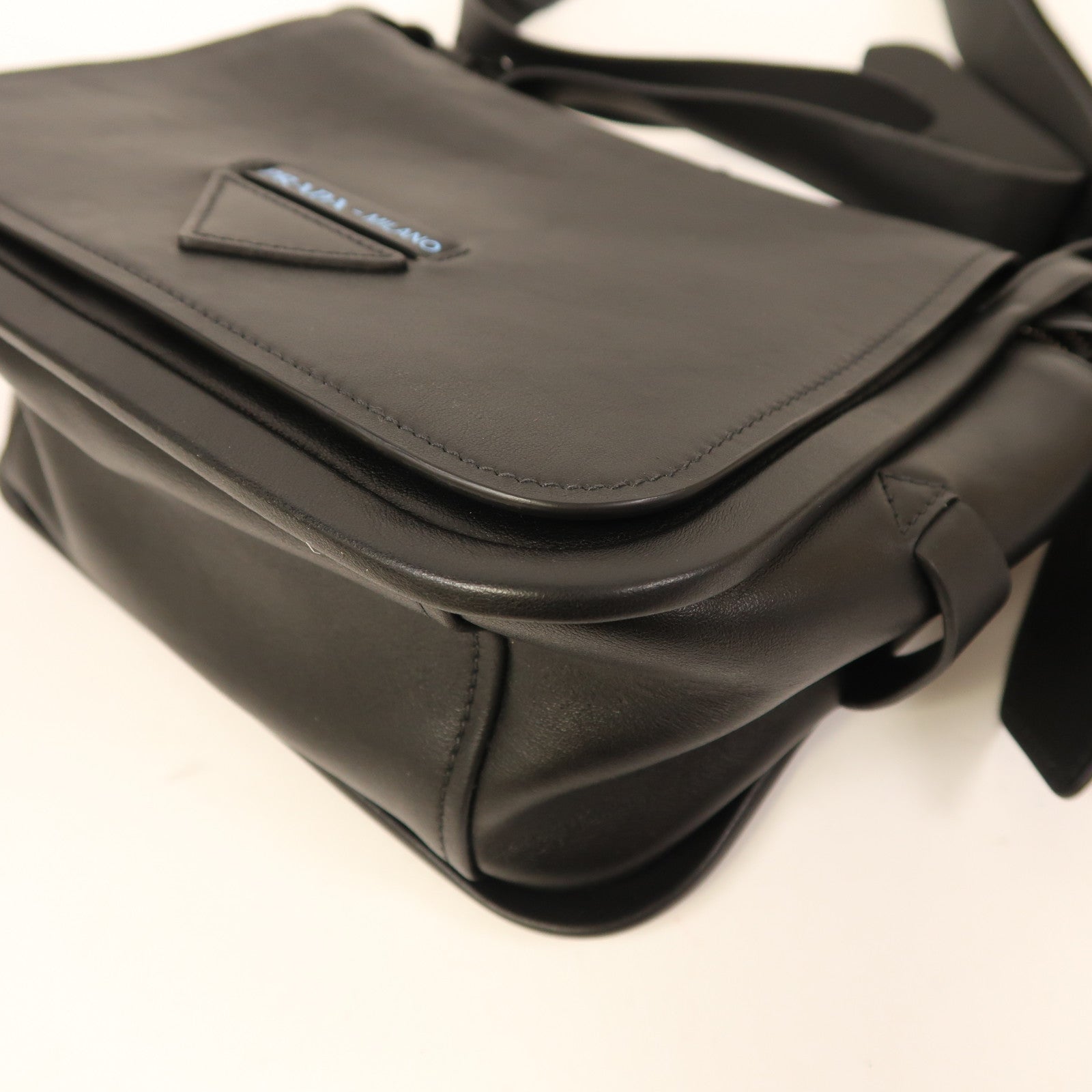PRADA 羊皮皮革Etiquette Bag銀扣肩背袋黑色