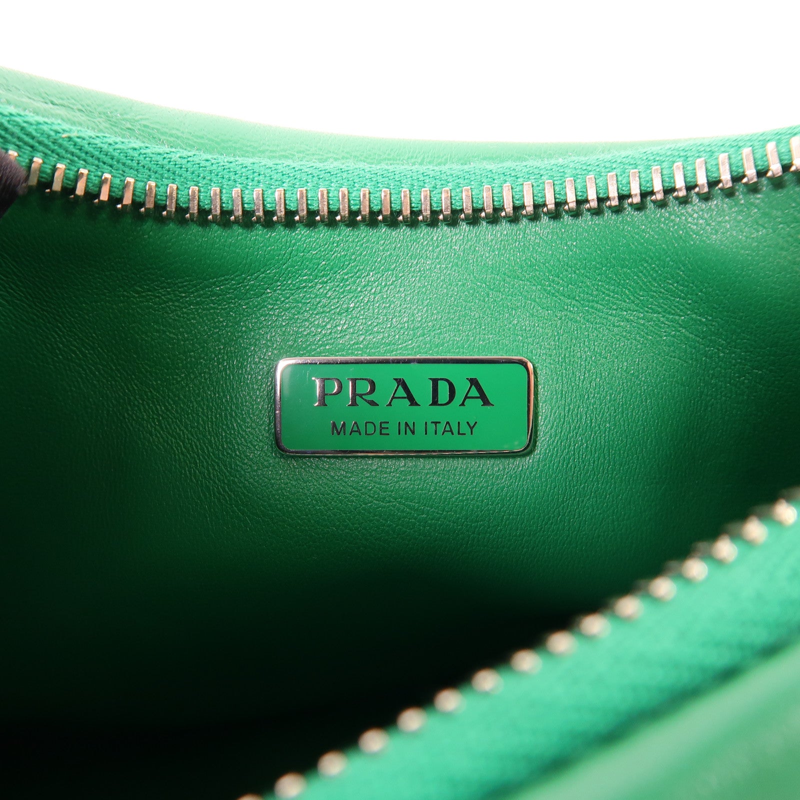 PRADA 羊皮皮革Re-Edition2005銀扣鏈帶肩背袋