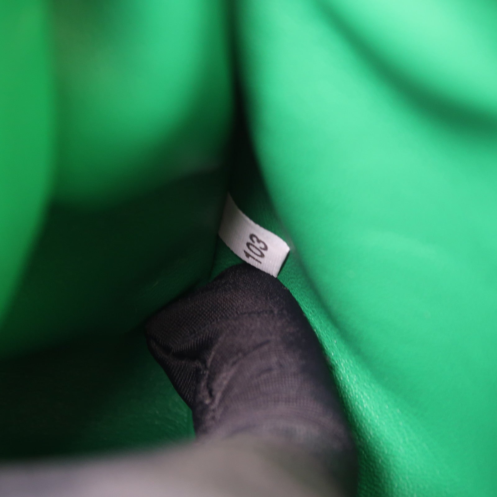 PRADA 羊皮皮革Re-Edition2005銀扣鏈帶肩背袋