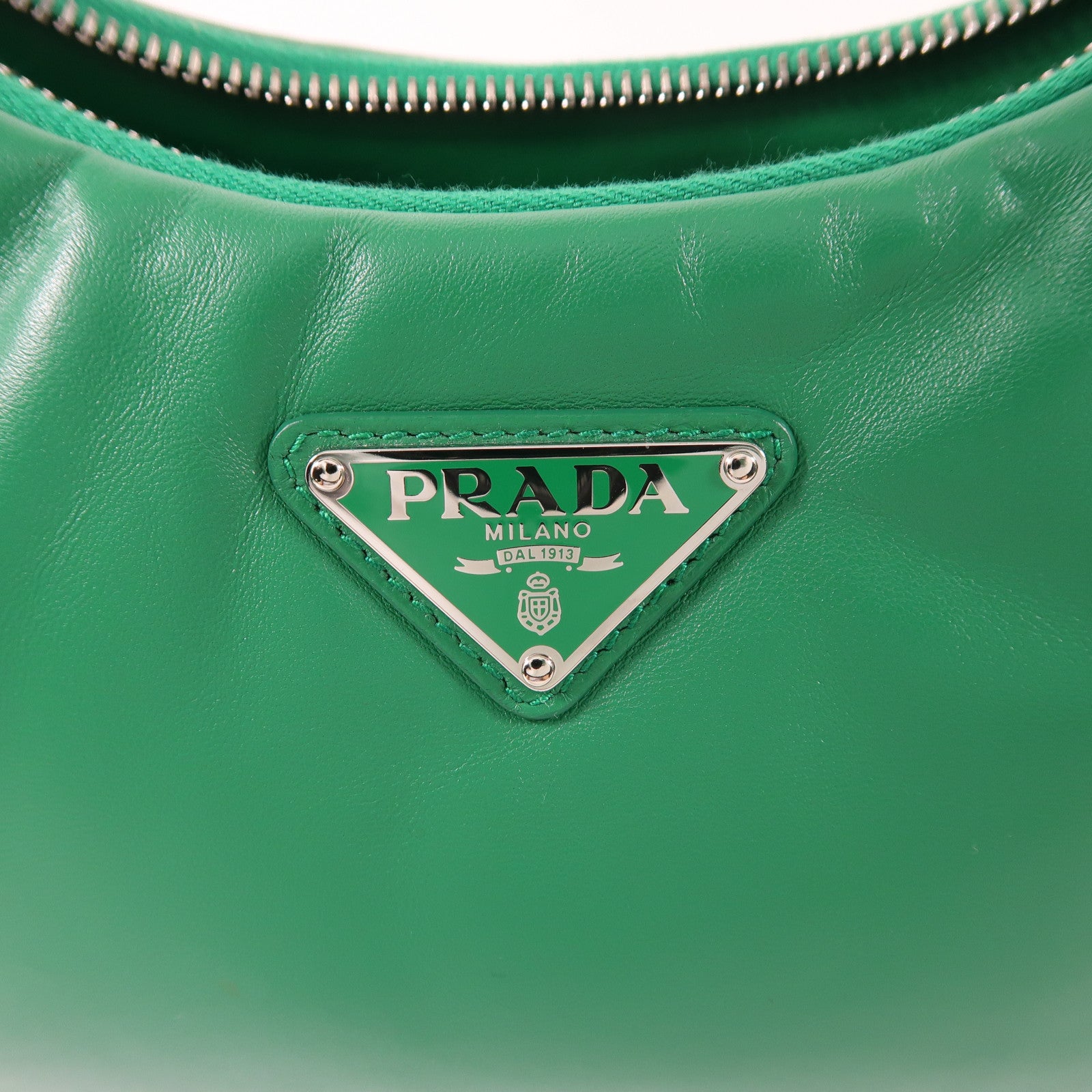 PRADA 羊皮皮革Re-Edition2005銀扣鏈帶肩背袋