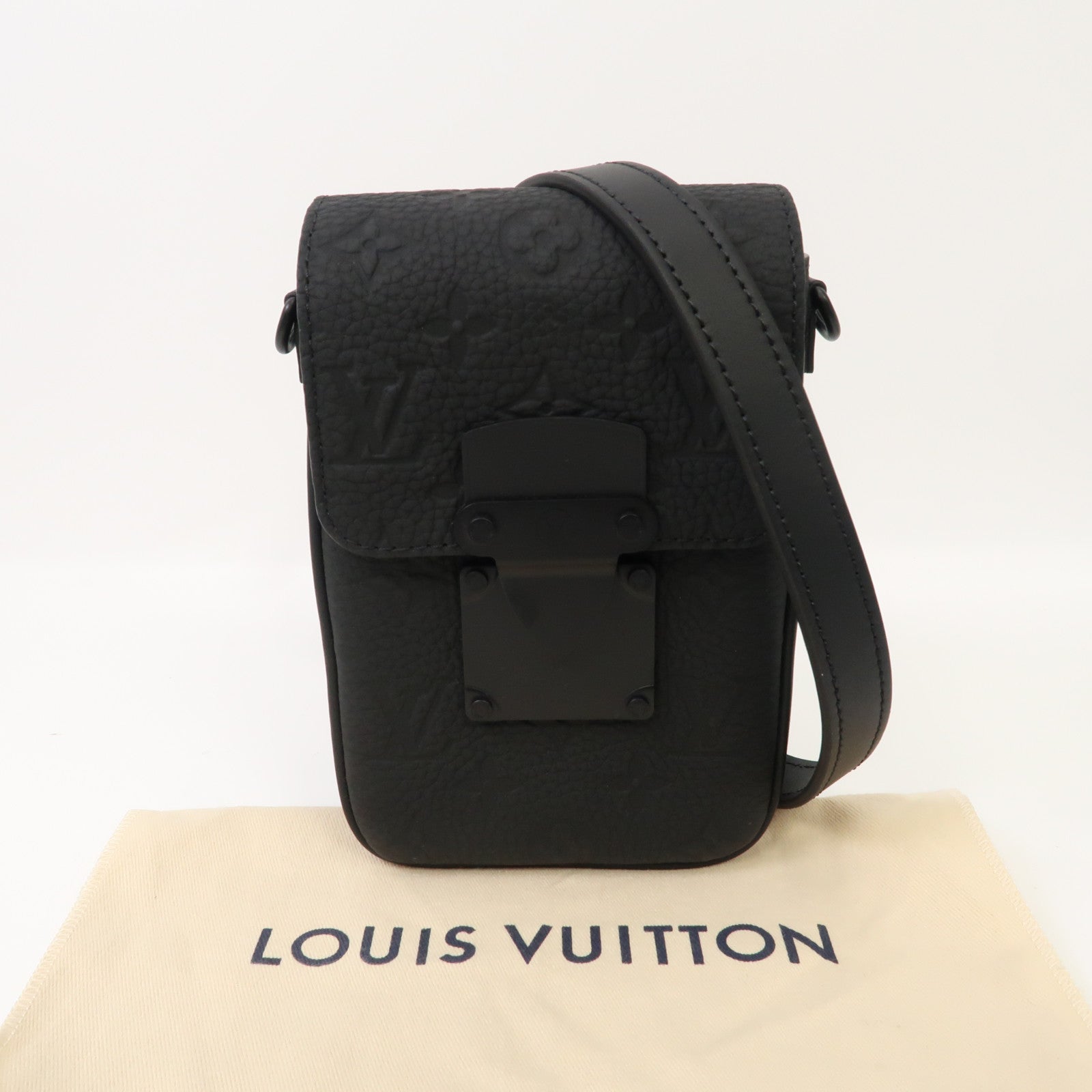 LOUIS VUITTON Monogram Taurillon S-Lock Vertical Wearable Wallet肩背袋黑色