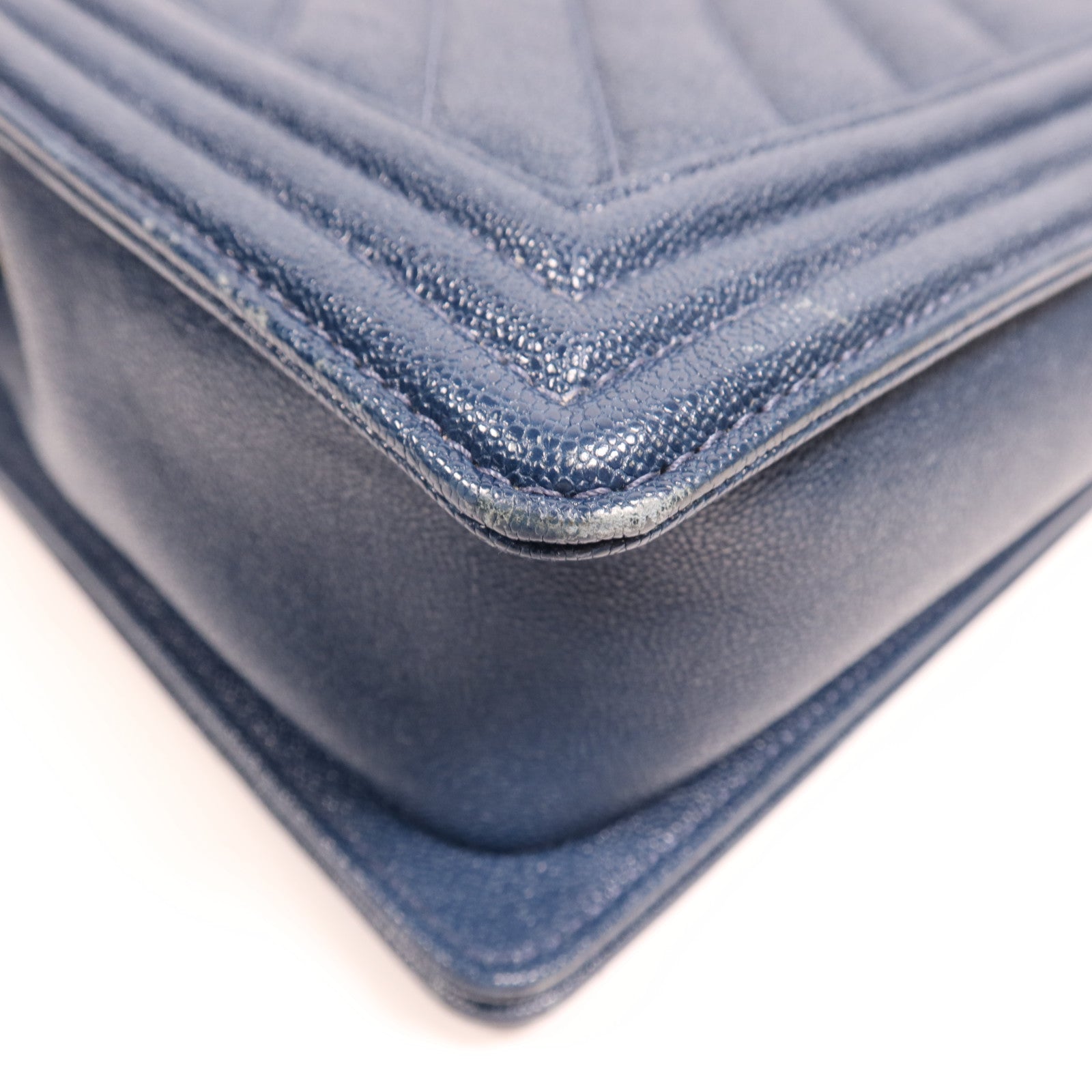 CHANEL Caviar皮革Boy 28金扣鏈帶肩背袋