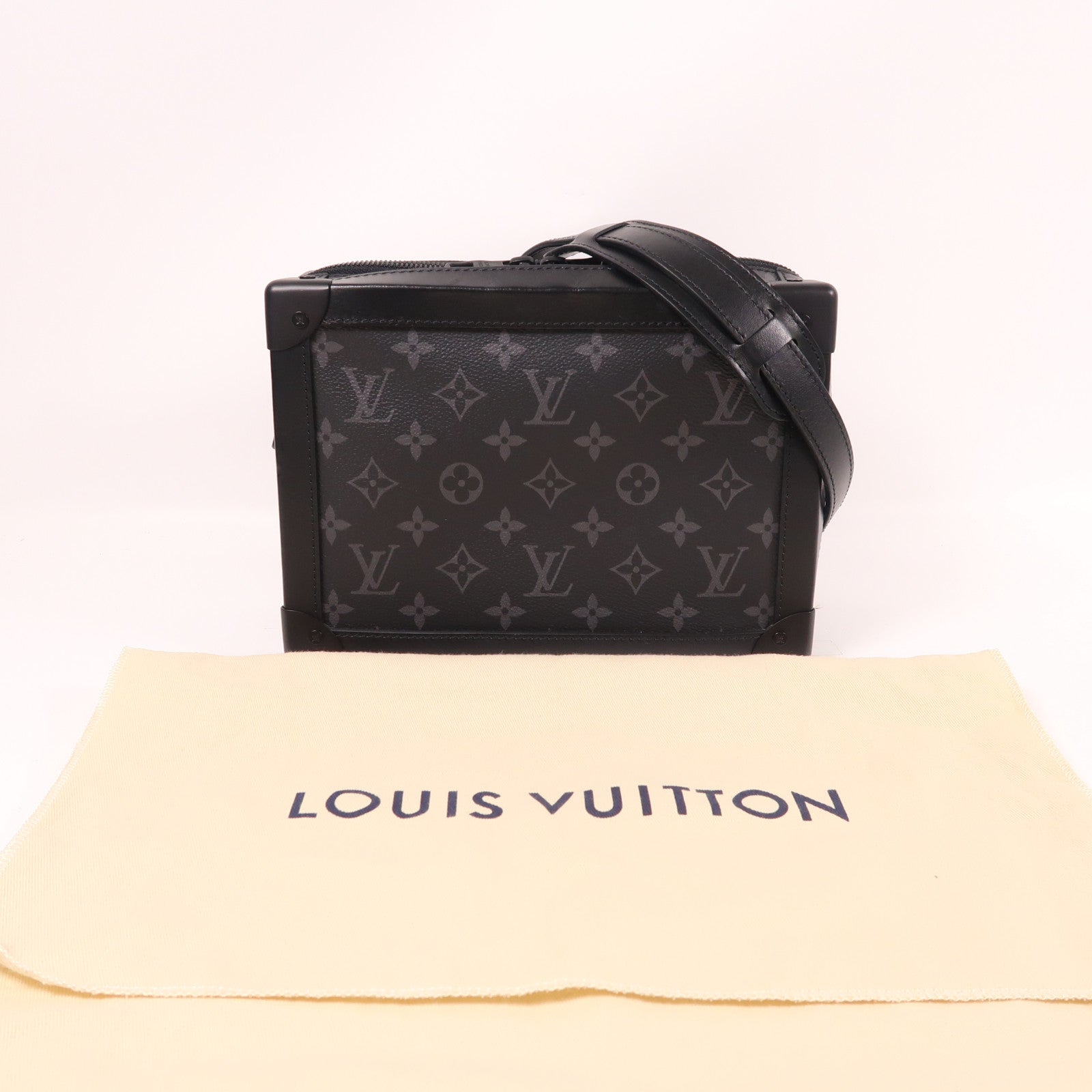 LOUIS VUITTON Monogram Eclipse Soft Trunk肩背袋