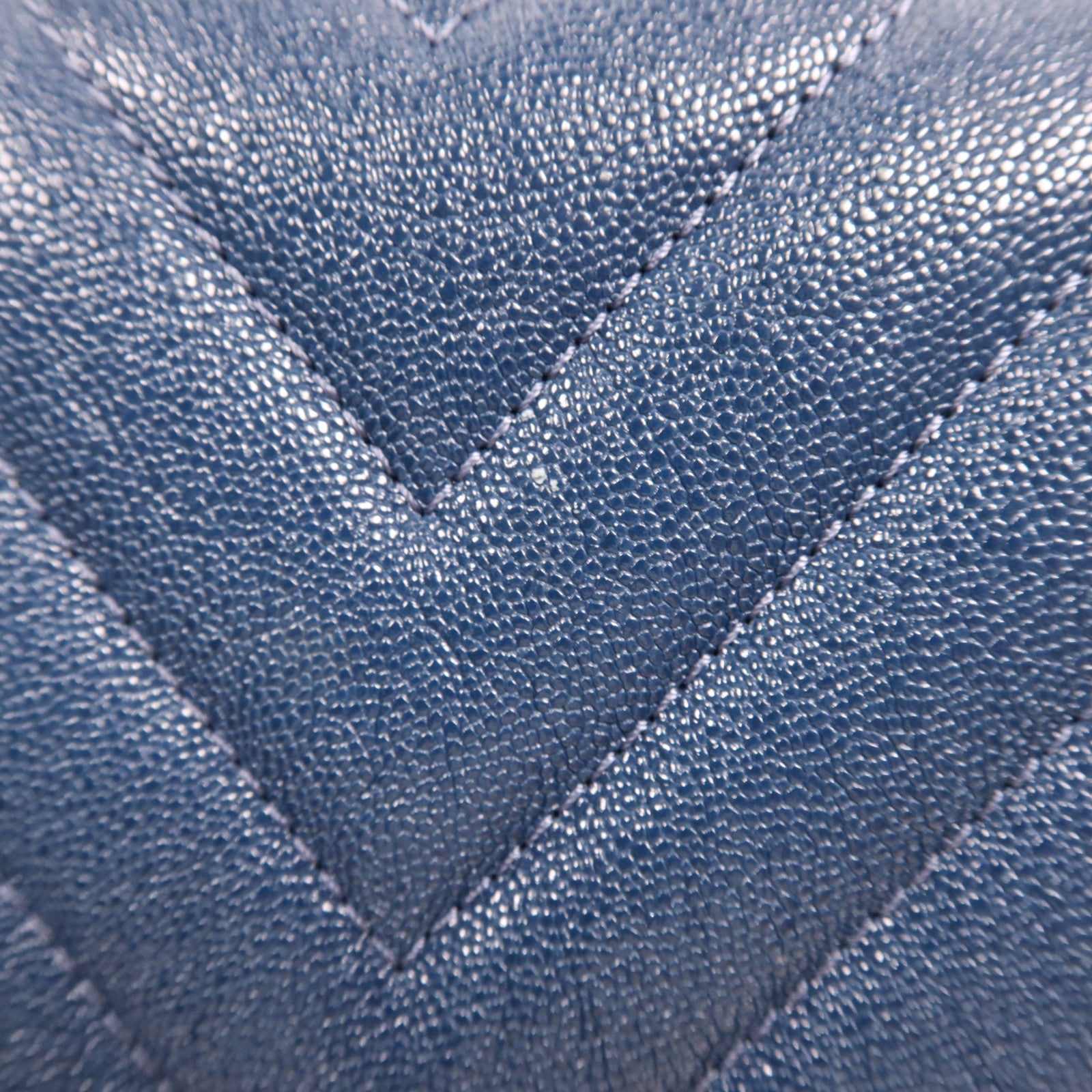 CHANEL Caviar皮革Boy 28金扣鏈帶肩背袋