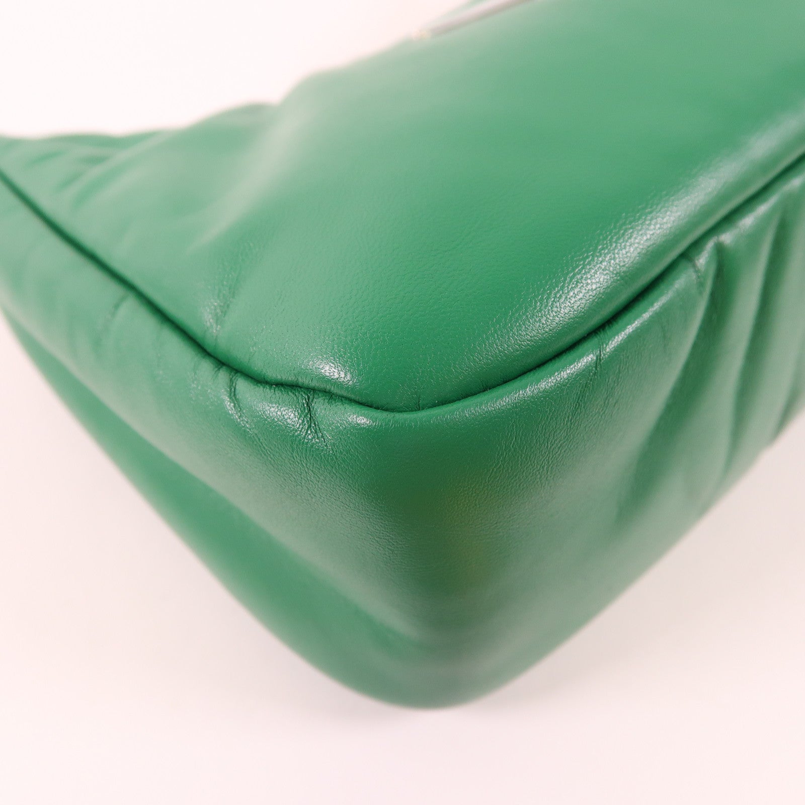 PRADA 羊皮皮革Re-Edition2005銀扣鏈帶肩背袋