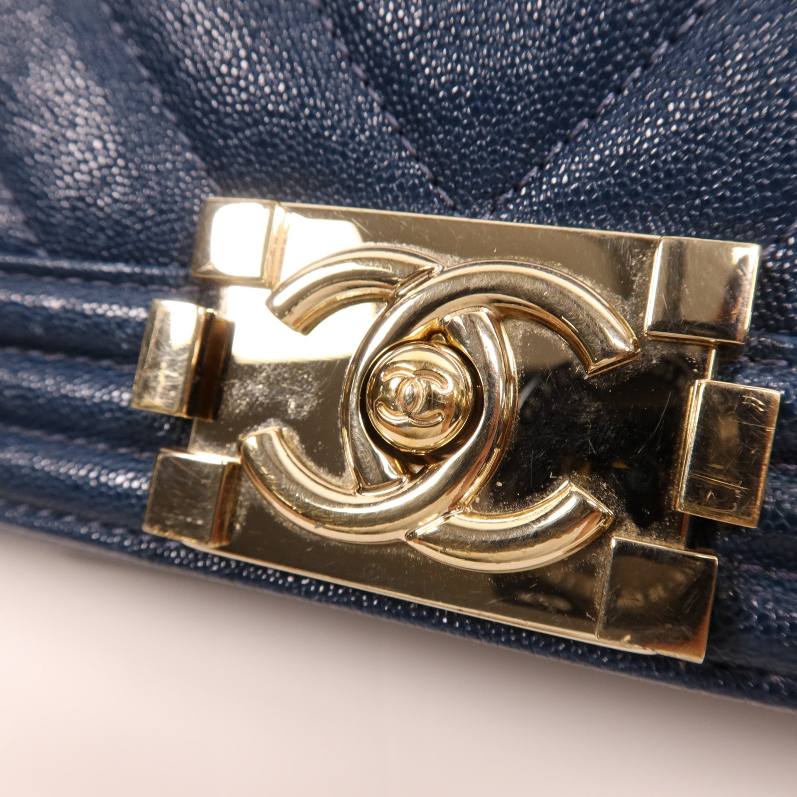 CHANEL Caviar皮革Boy 28金扣鏈帶肩背袋