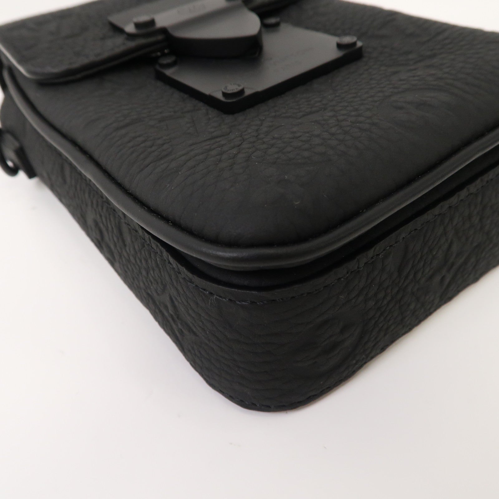 LOUIS VUITTON Monogram Taurillon S-Lock Vertical Wearable Wallet肩背袋黑色