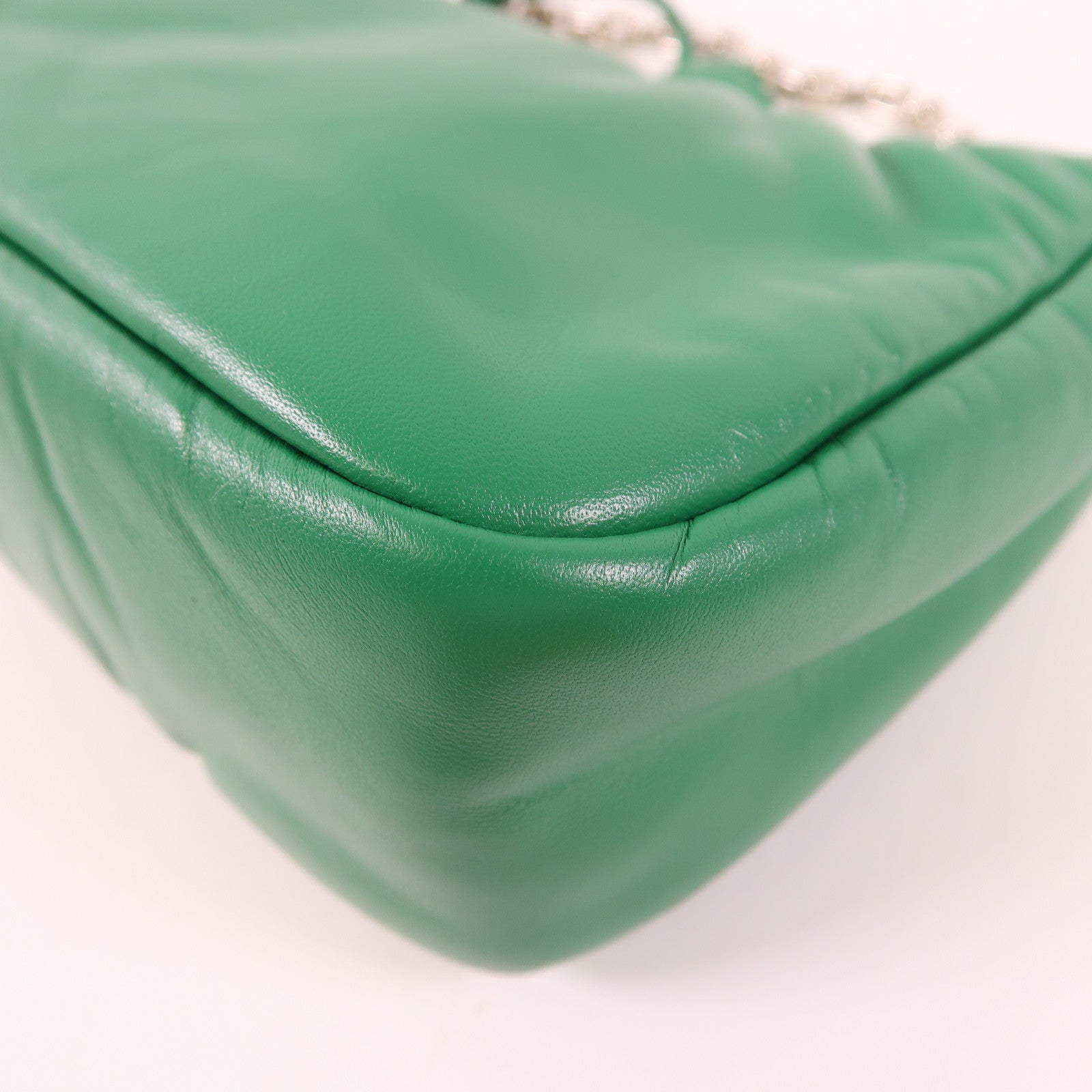 PRADA 羊皮皮革Re-Edition2005銀扣鏈帶肩背袋