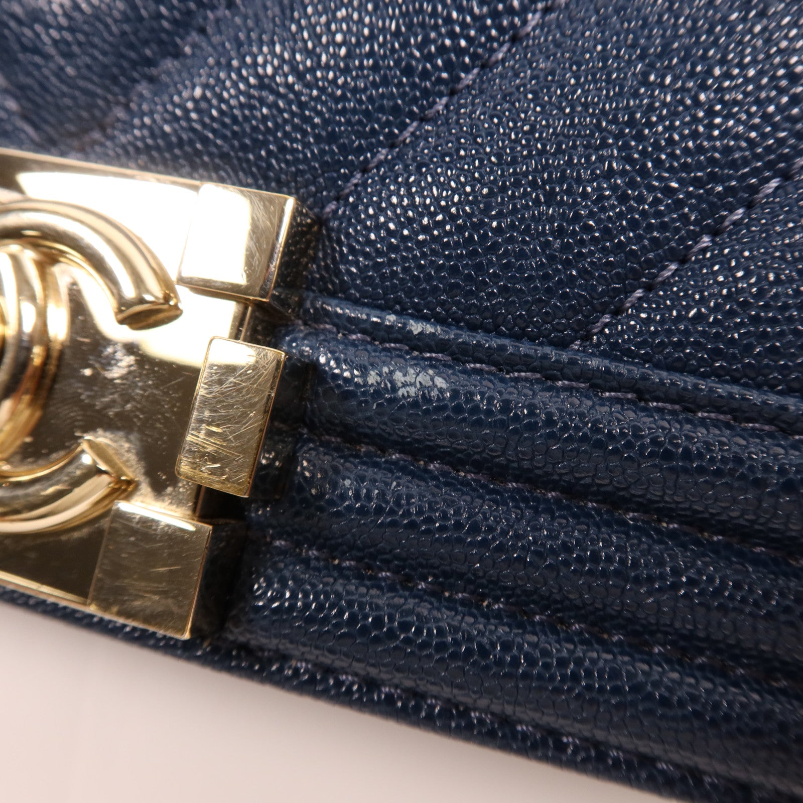 CHANEL Caviar皮革Boy 28金扣鏈帶肩背袋