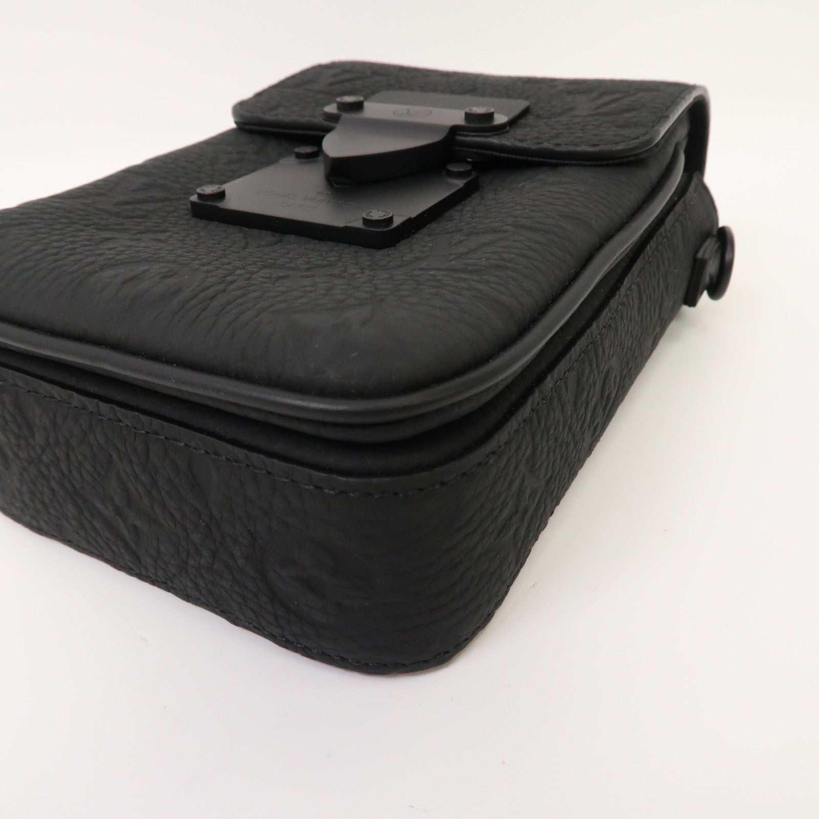 LOUIS VUITTON Monogram Taurillon S-Lock Vertical Wearable Wallet肩背袋黑色