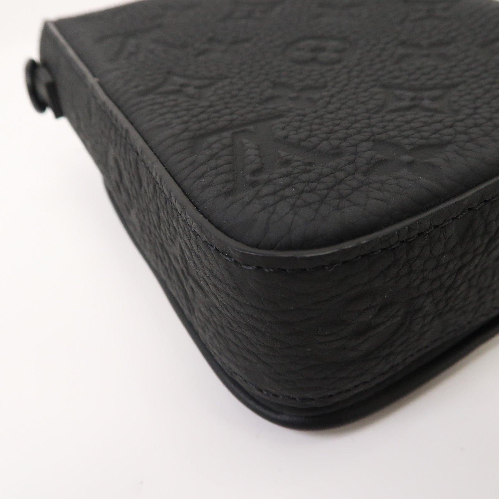 LOUIS VUITTON Monogram Taurillon S-Lock Vertical Wearable Wallet肩背袋黑色