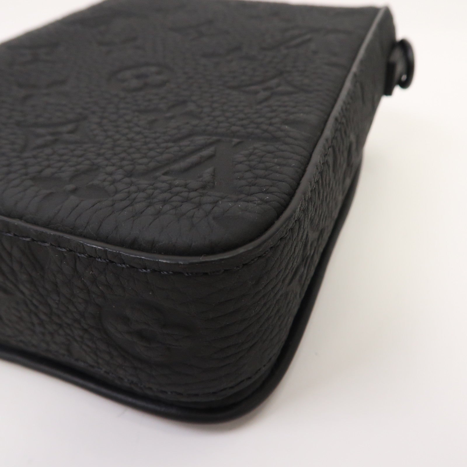 LOUIS VUITTON Monogram Taurillon S-Lock Vertical Wearable Wallet肩背袋黑色