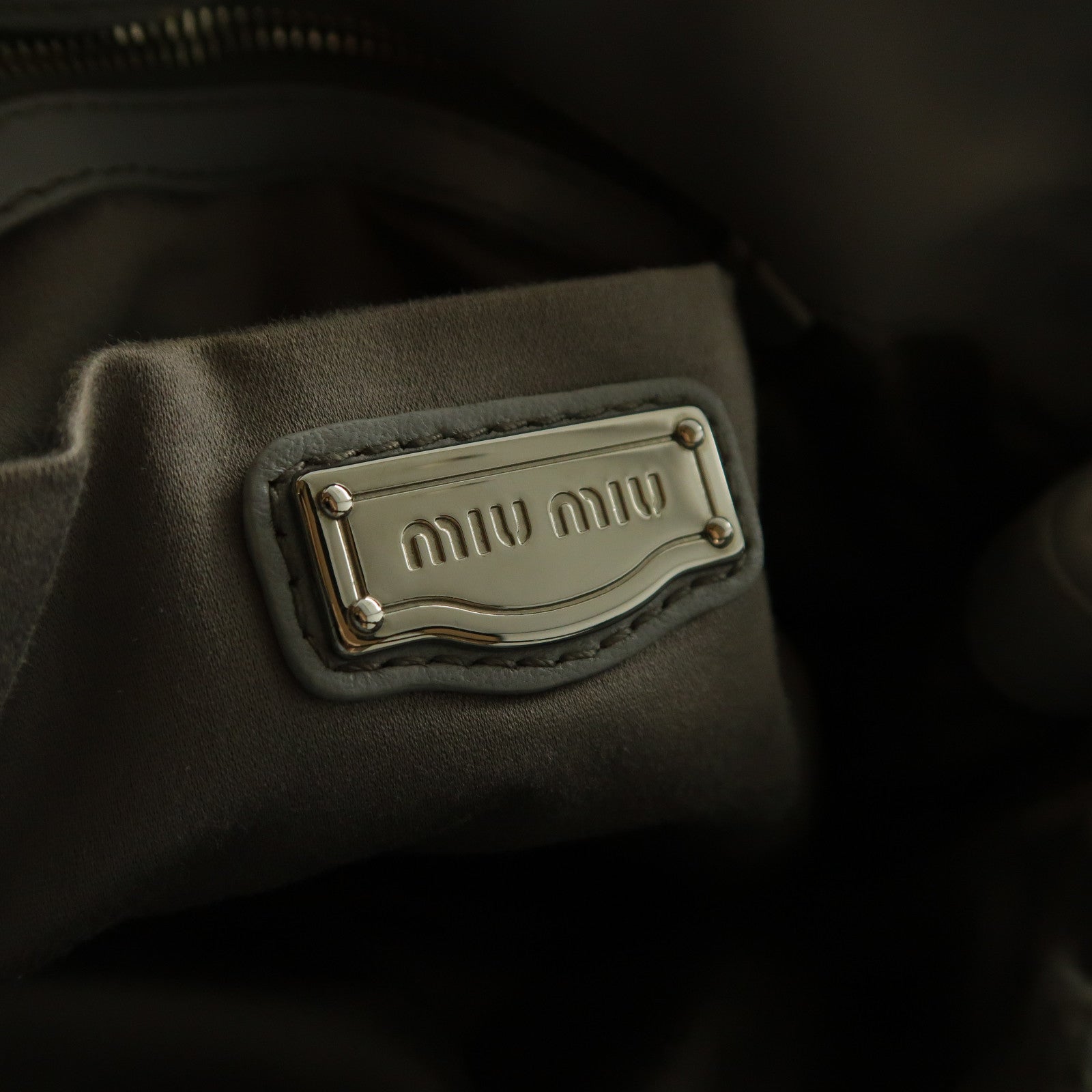 Miu Miu 羊皮皮革Shoulder Bag銀扣肩背袋銀色
