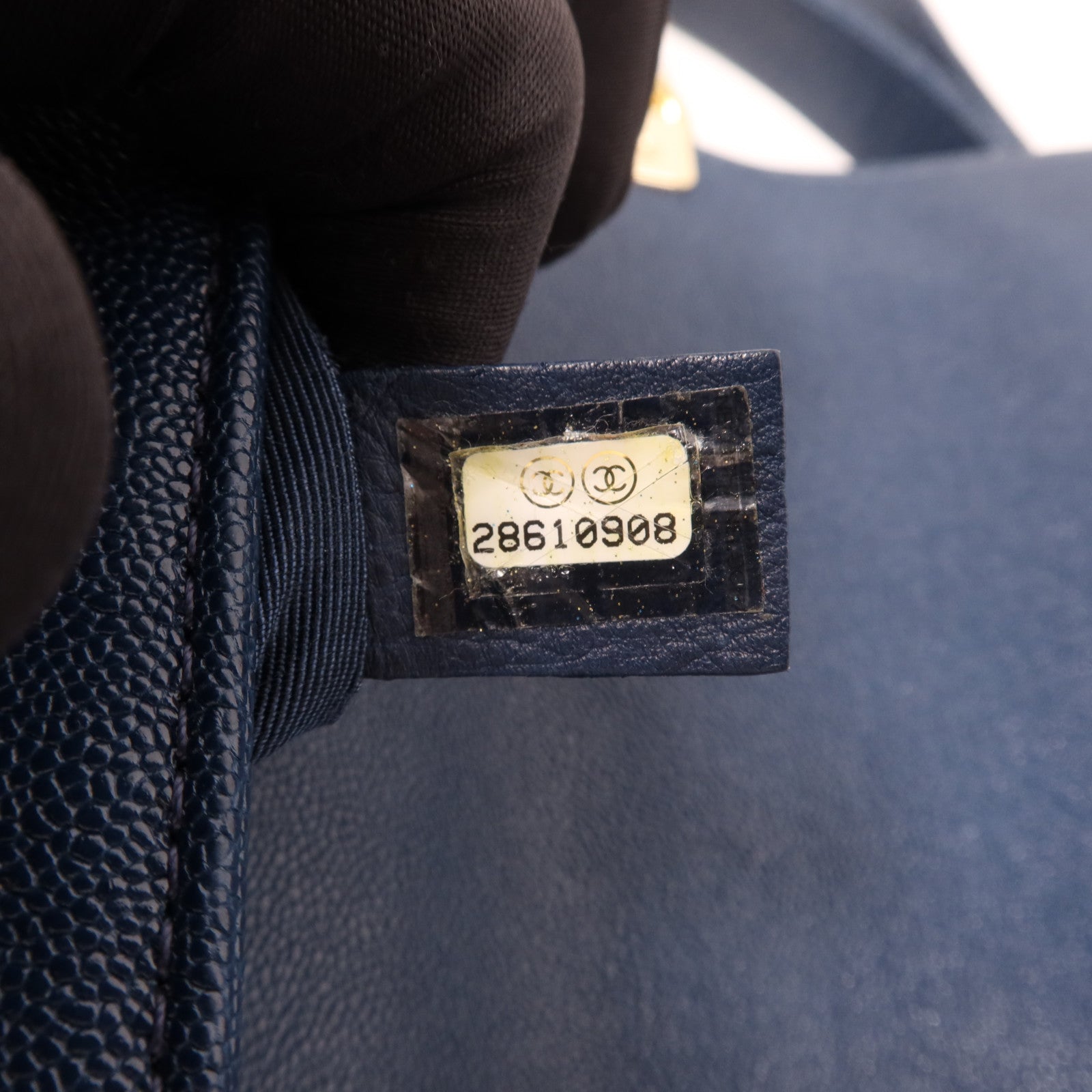 CHANEL Caviar皮革Boy 28金扣鏈帶肩背袋