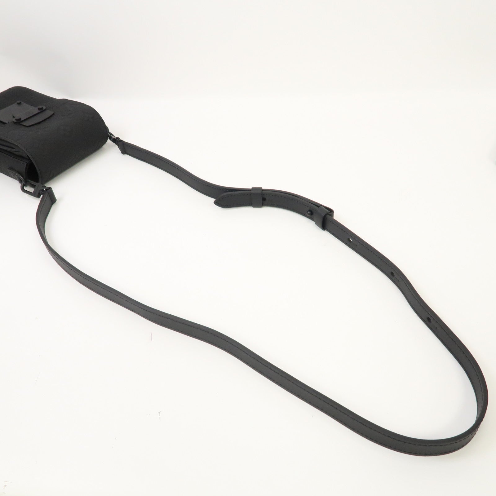 LOUIS VUITTON Monogram Taurillon S-Lock Vertical Wearable Wallet肩背袋黑色
