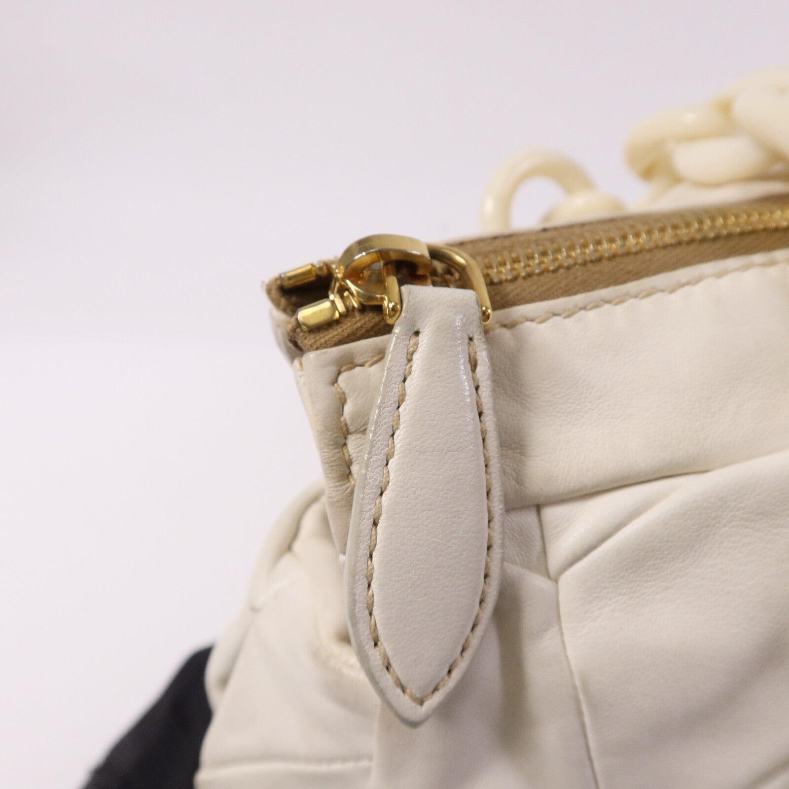 Miu Miu 羊皮皮革Shoulder Bag金扣肩背袋