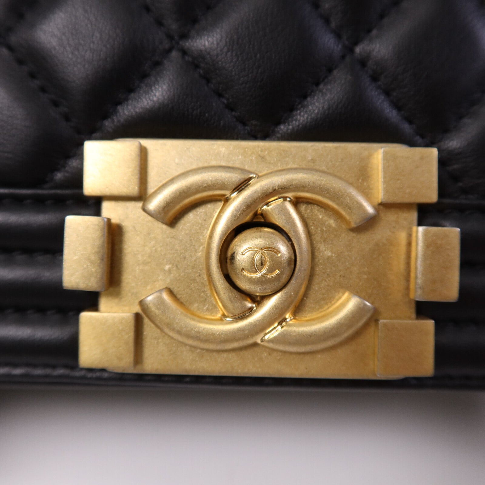 CHANEL 羊皮皮革Boy 25金扣鏈帶肩背袋