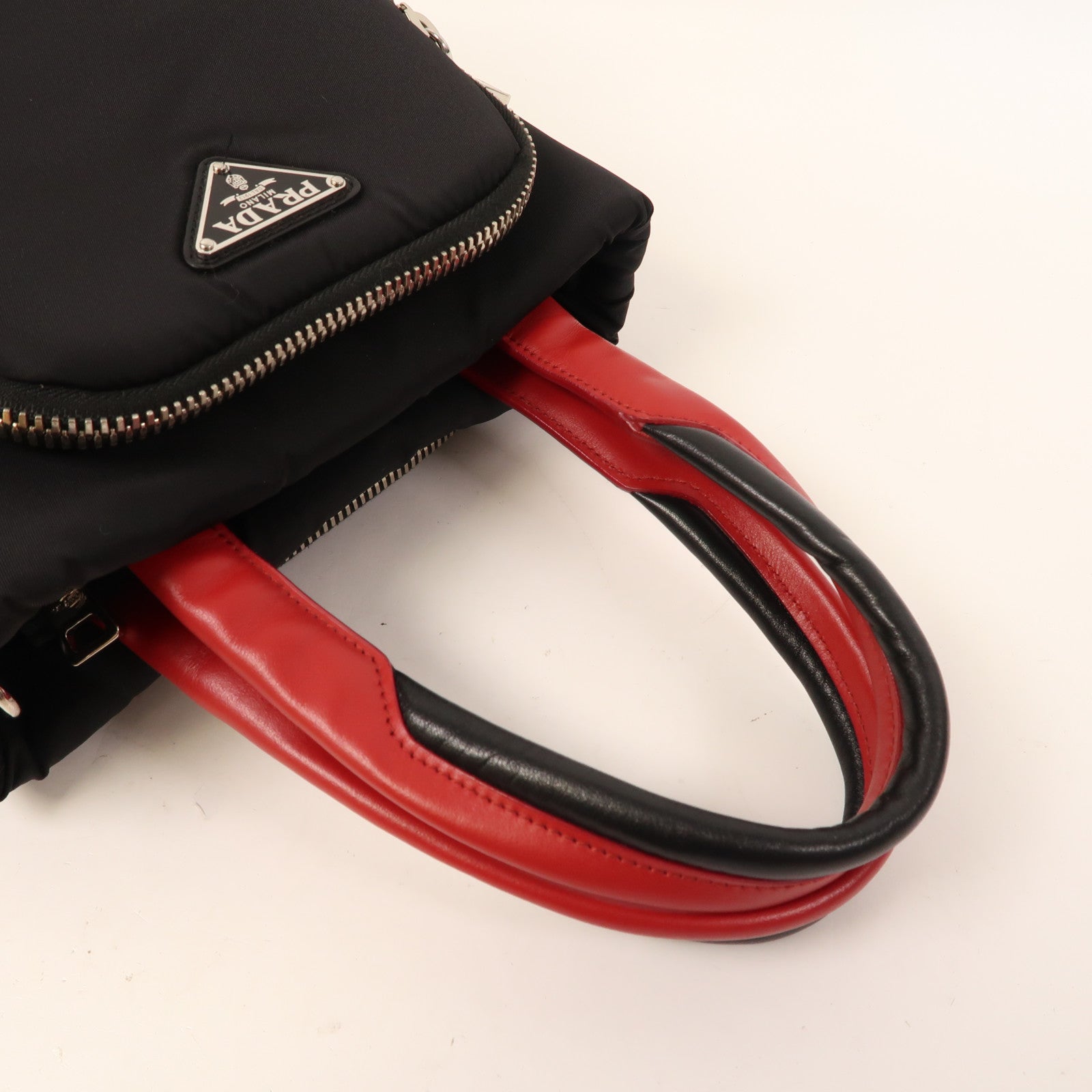 PRADA 尼龍Hand Bag銀扣手挽袋黑色/紅色