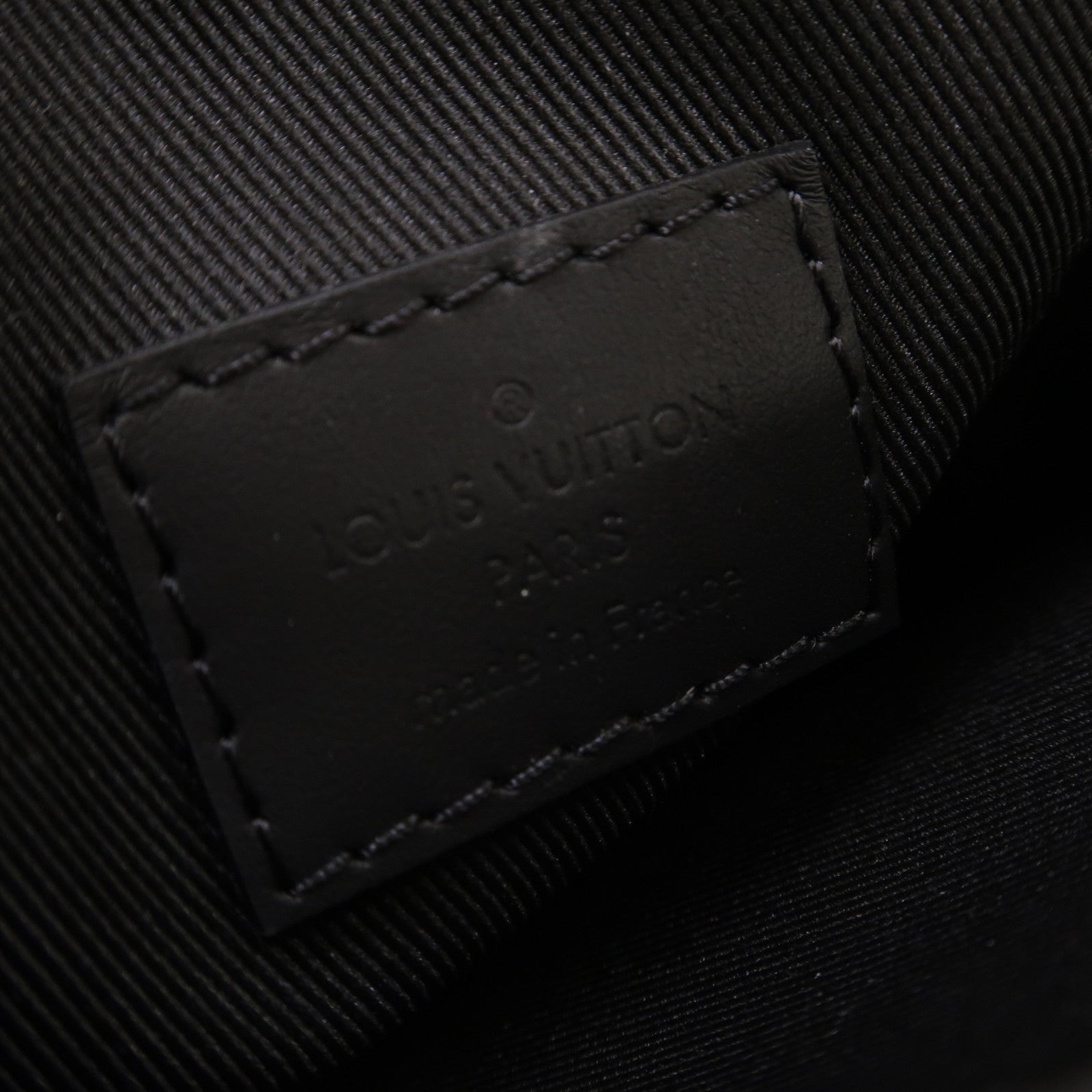 LOUIS VUITTON Monogram Taurillon S-Lock Vertical Wearable Wallet肩背袋黑色