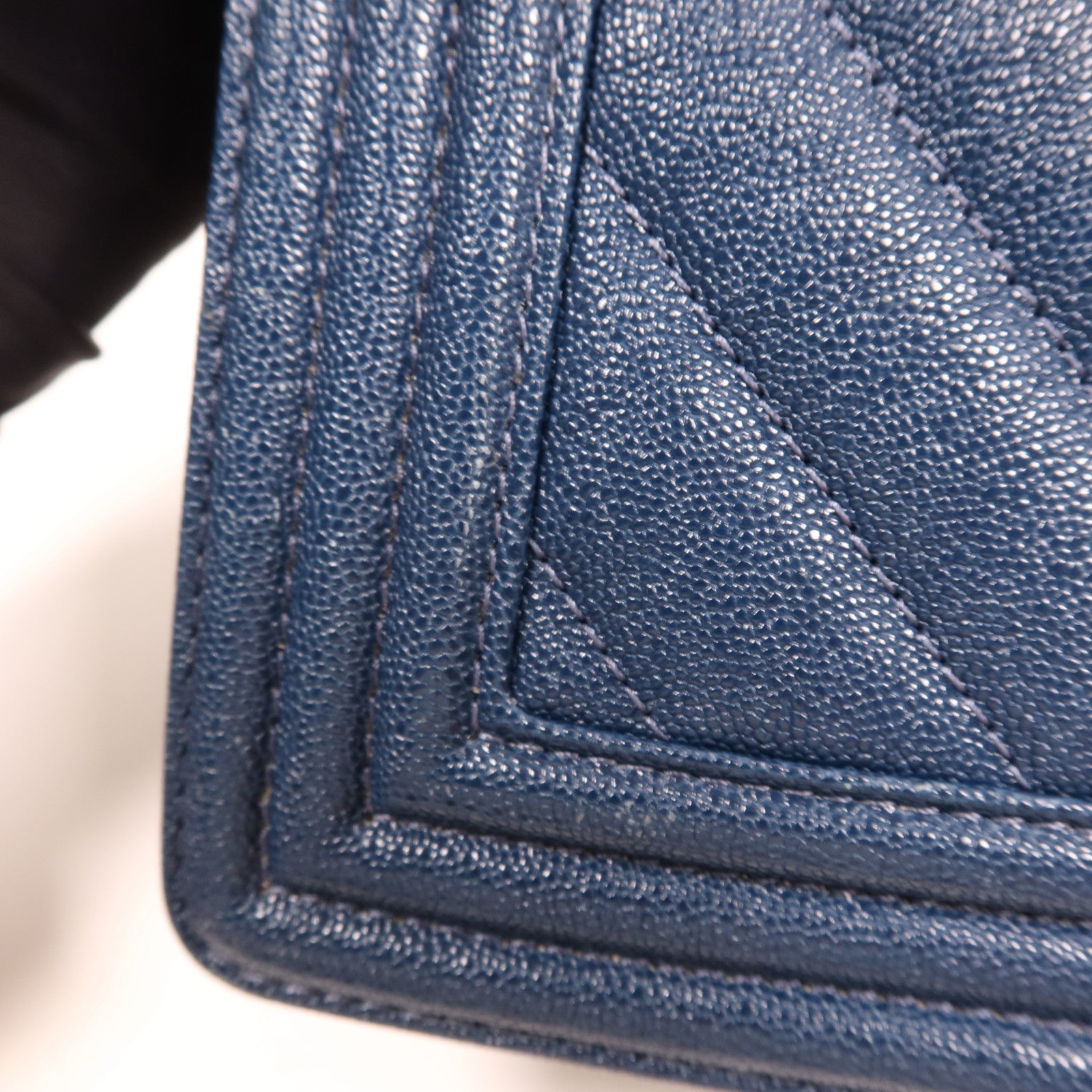 CHANEL Caviar皮革Boy 28金扣鏈帶肩背袋