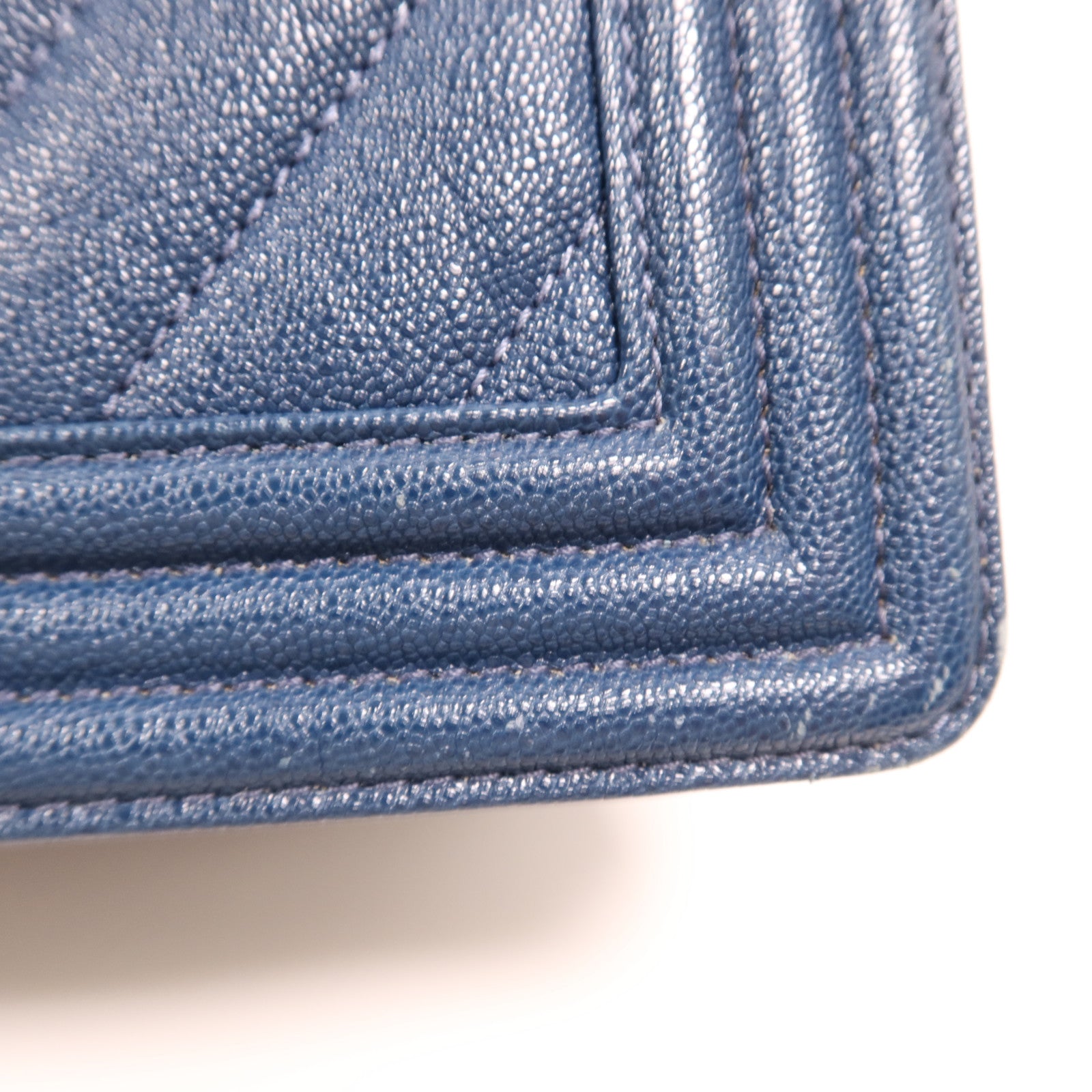 CHANEL Caviar皮革Boy 28金扣鏈帶肩背袋