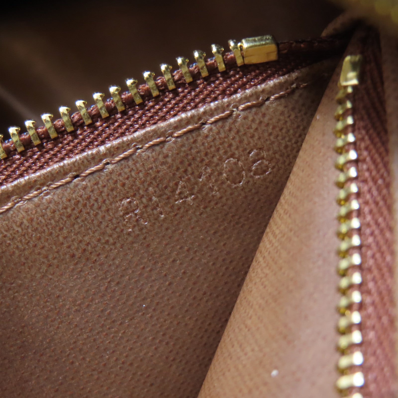 LOUIS VUITTON Monogram Dopp金扣手拿包啡色