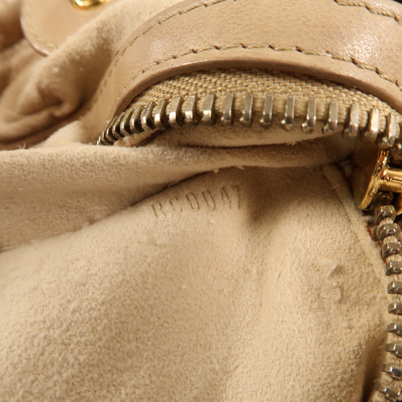 LOUIS VUITTON 羊皮皮革 Olympe Stratus 金扣肩背袋