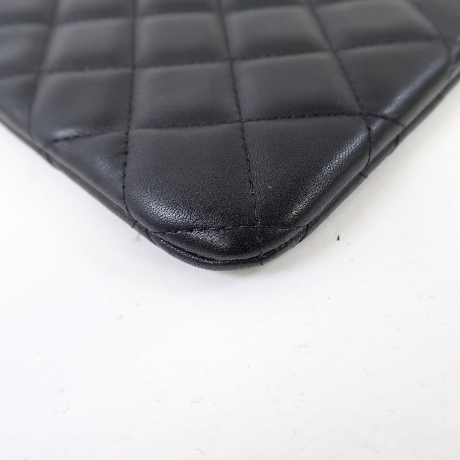 CHANEL 菱格羊皮皮革Pouch銀扣手拿包黑色