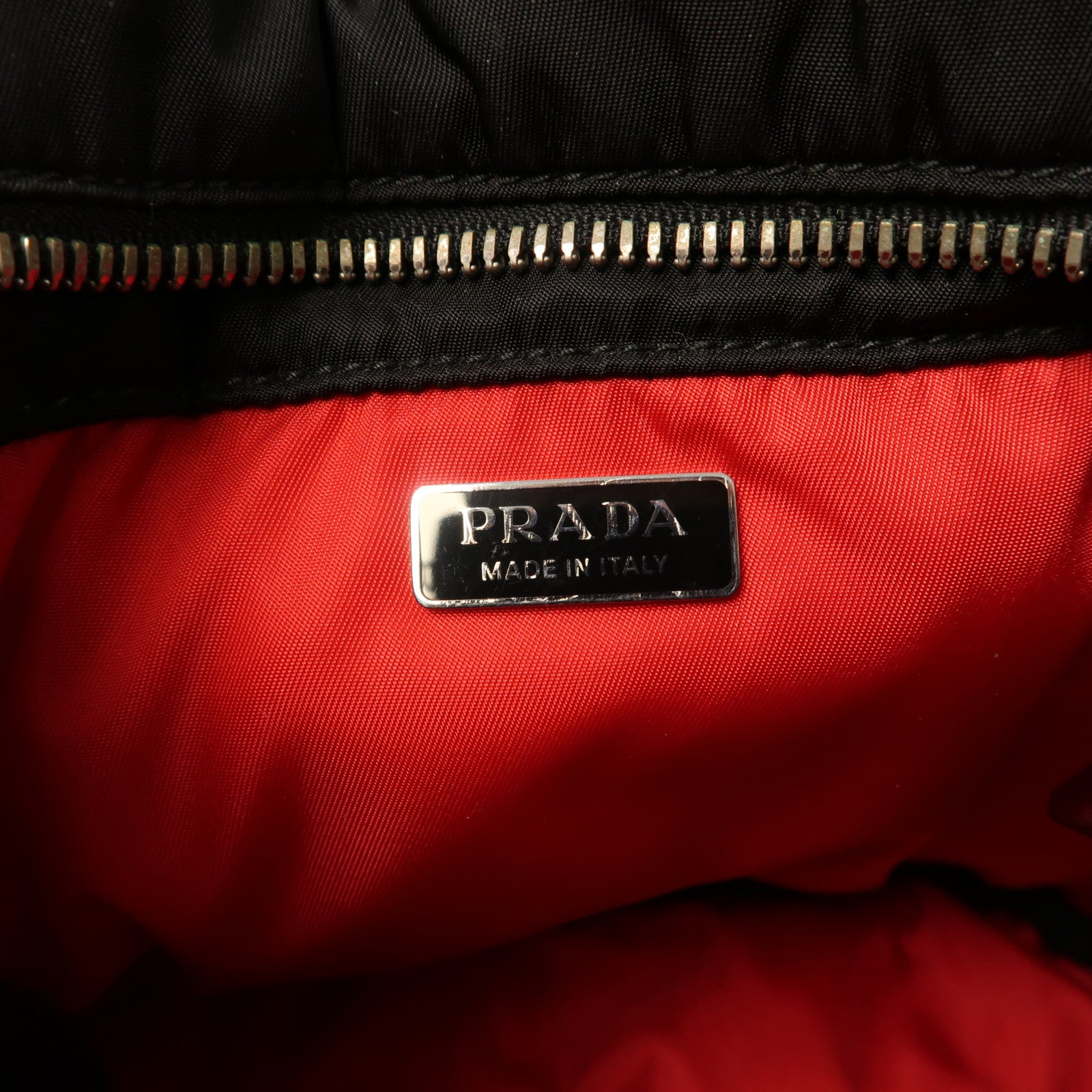 PRADA 尼龍Hand Bag銀扣手挽袋黑色/紅色