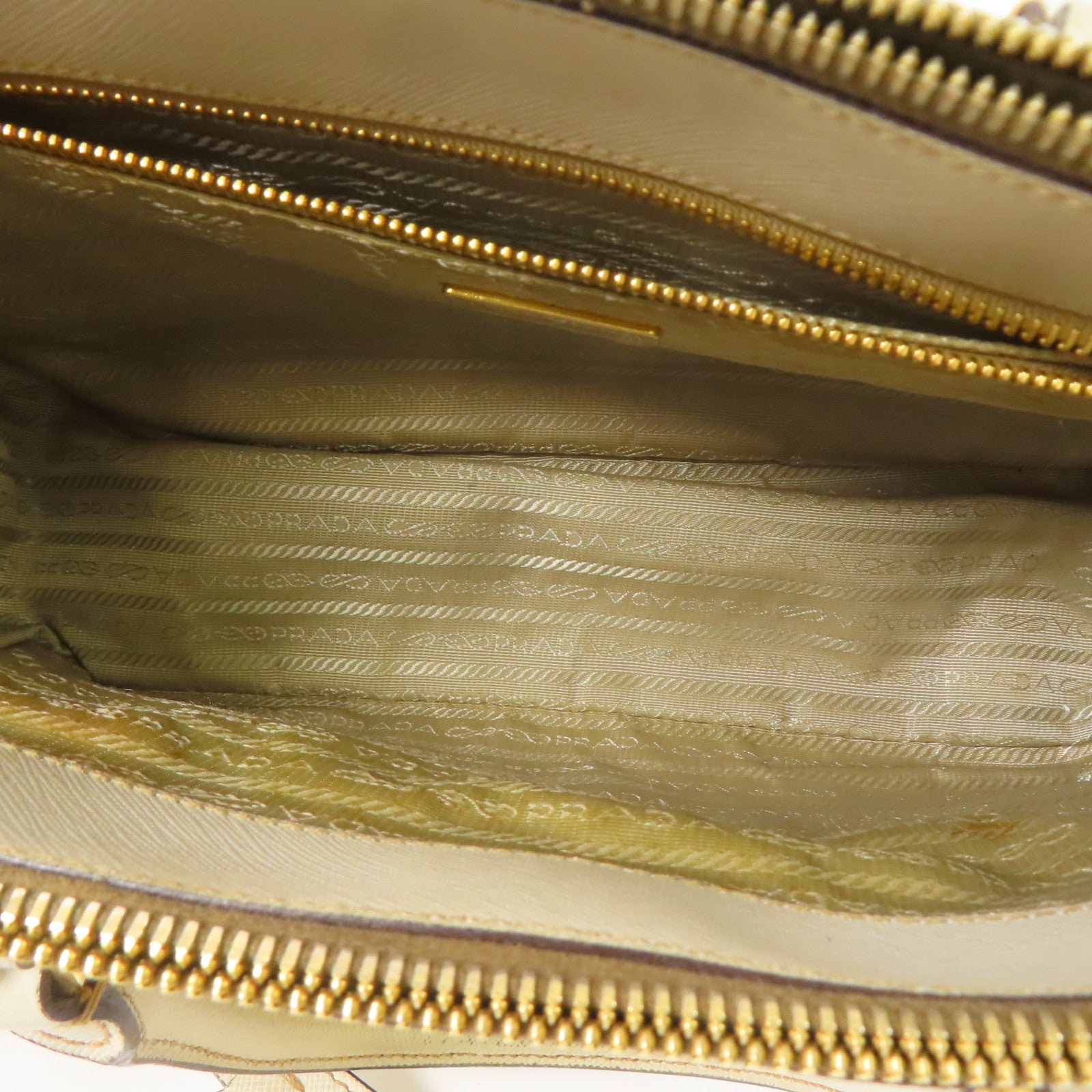 PRADA 牛皮皮革Saffiano金扣手挽袋米白色