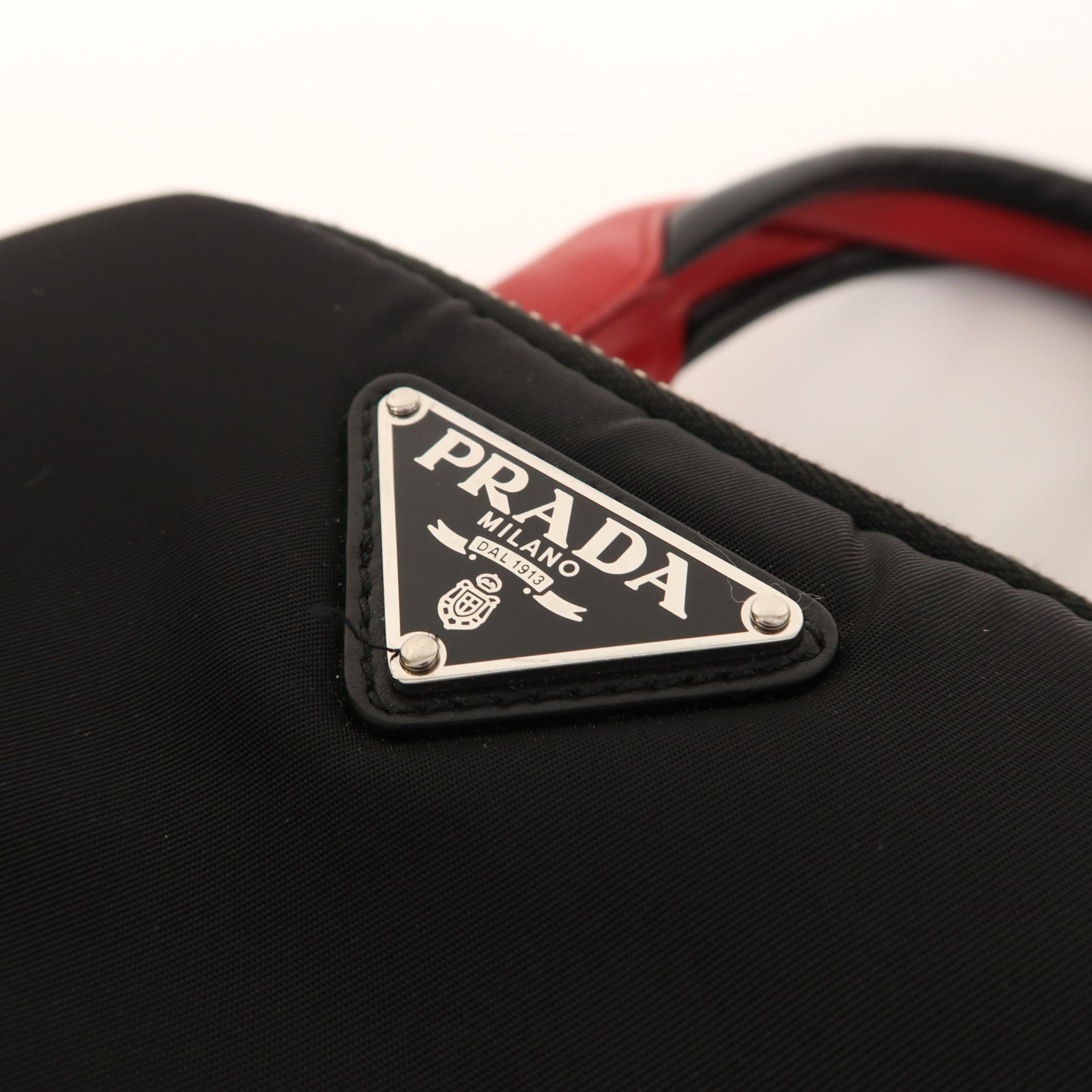 PRADA 尼龍Hand Bag銀扣手挽袋黑色/紅色