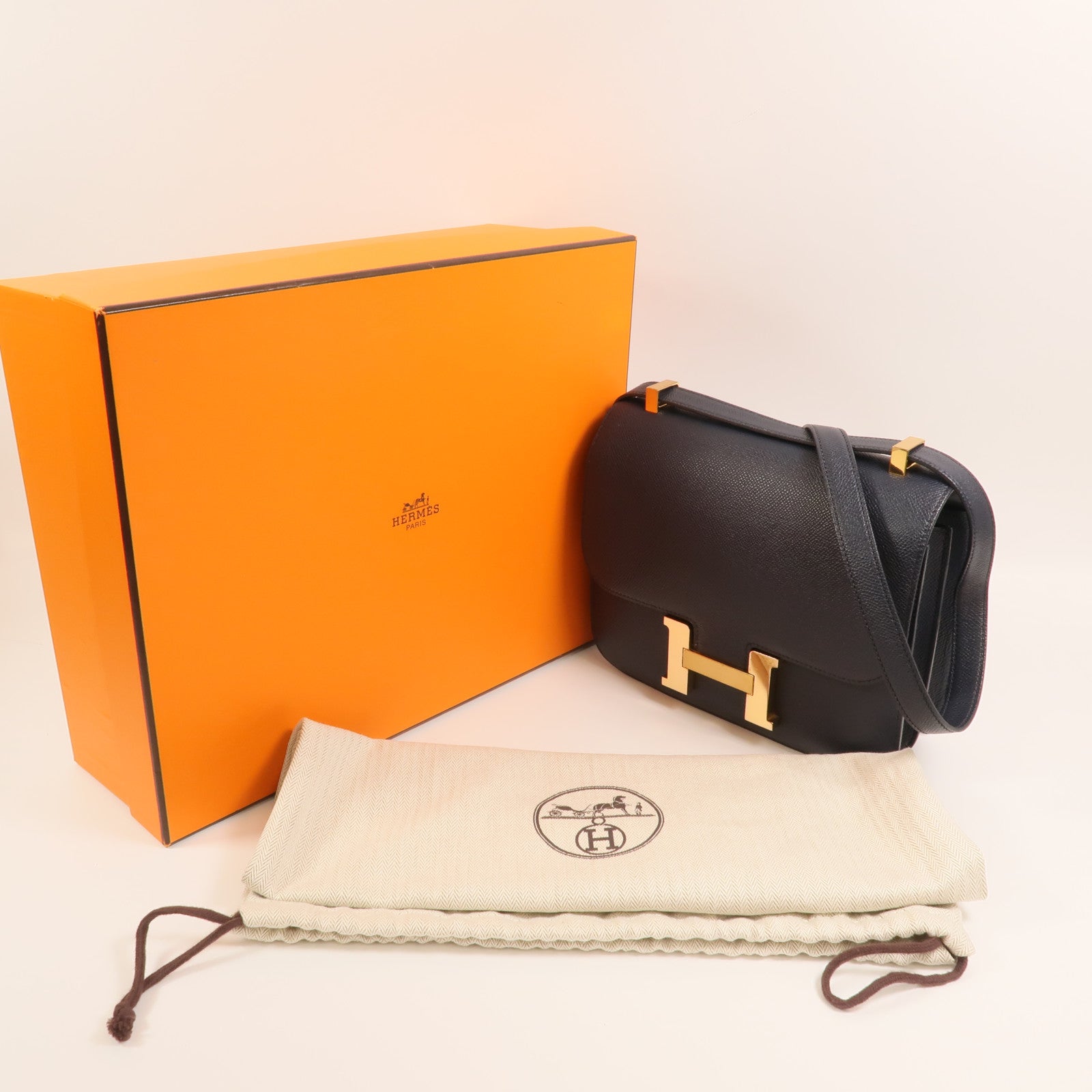 HERMES Epsom皮革Constance24金扣肩背袋Bleu Indigo