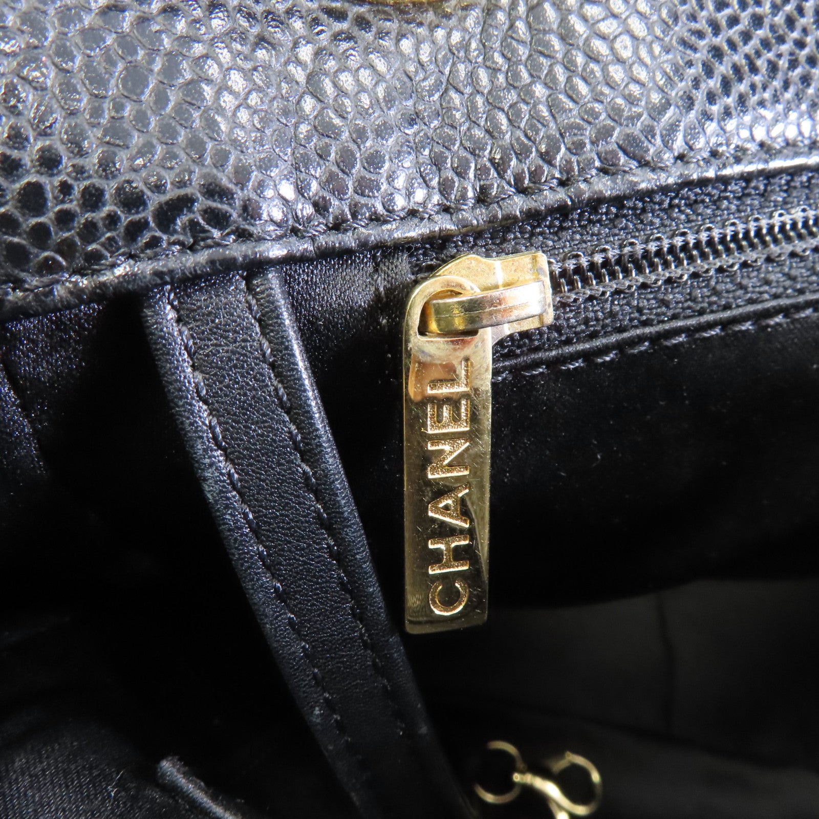 CHANEL 菱格牛皮皮革Chain Shoulder金扣鏈帶肩背袋黑色