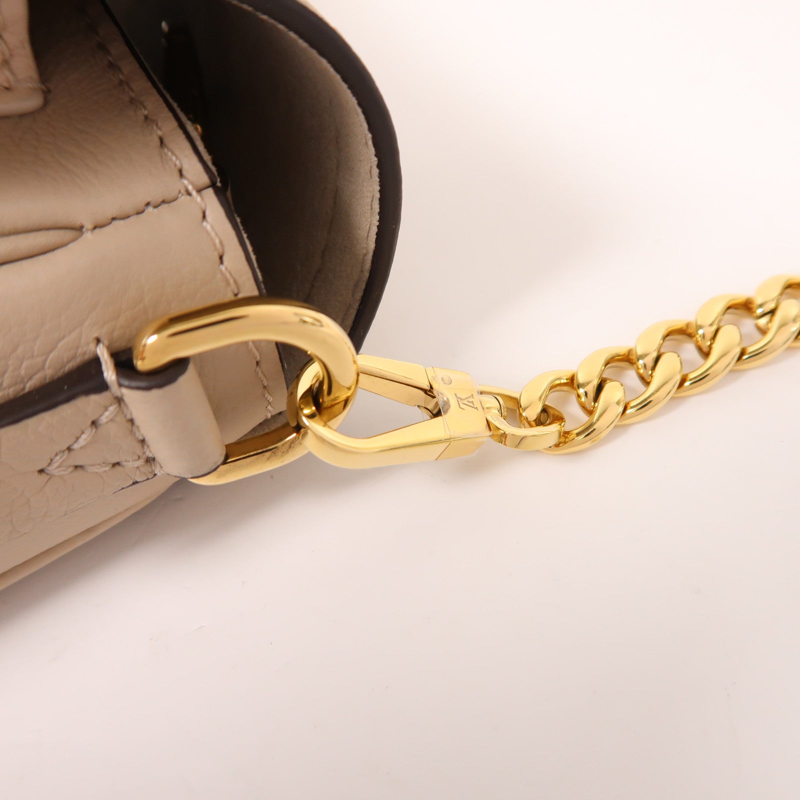 LOUIS VUITTON 牛皮皮革Lockme Tender金扣肩背袋