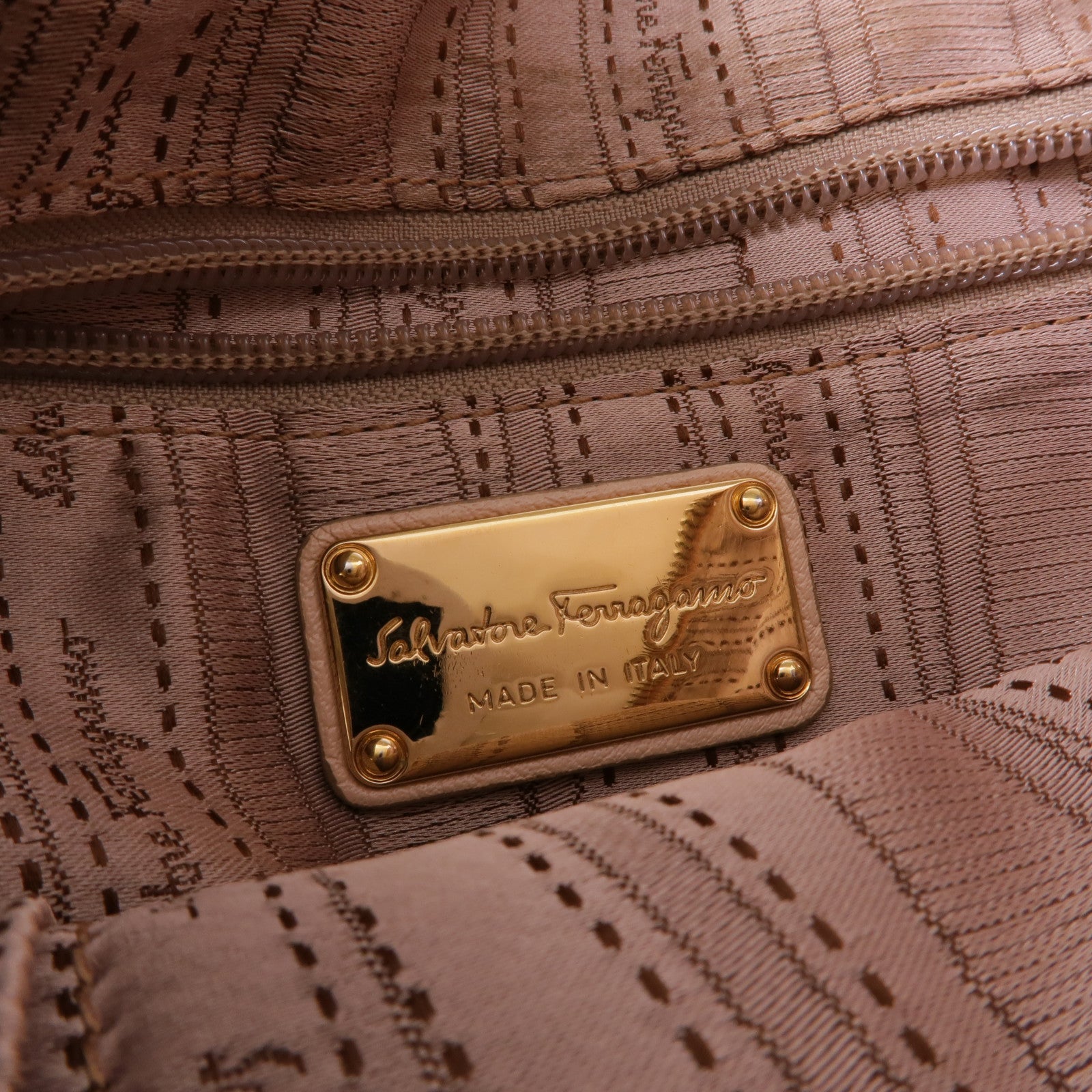 Salvatore Ferragamo 牛皮皮革Shoulder Bag金扣肩背袋