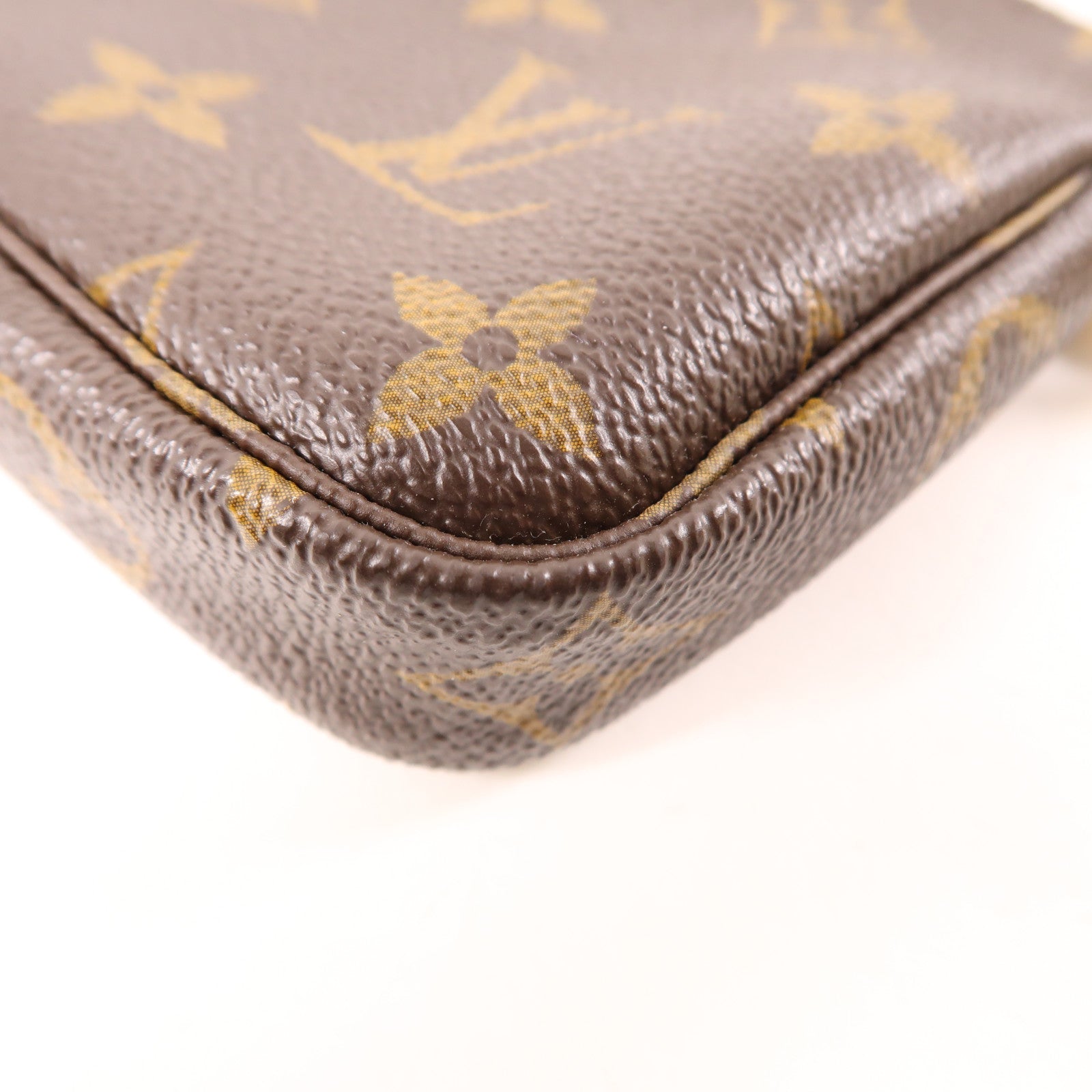 LOUIS VUITTON Monogram Mini Pochette Accessoires金扣手挽袋棕色