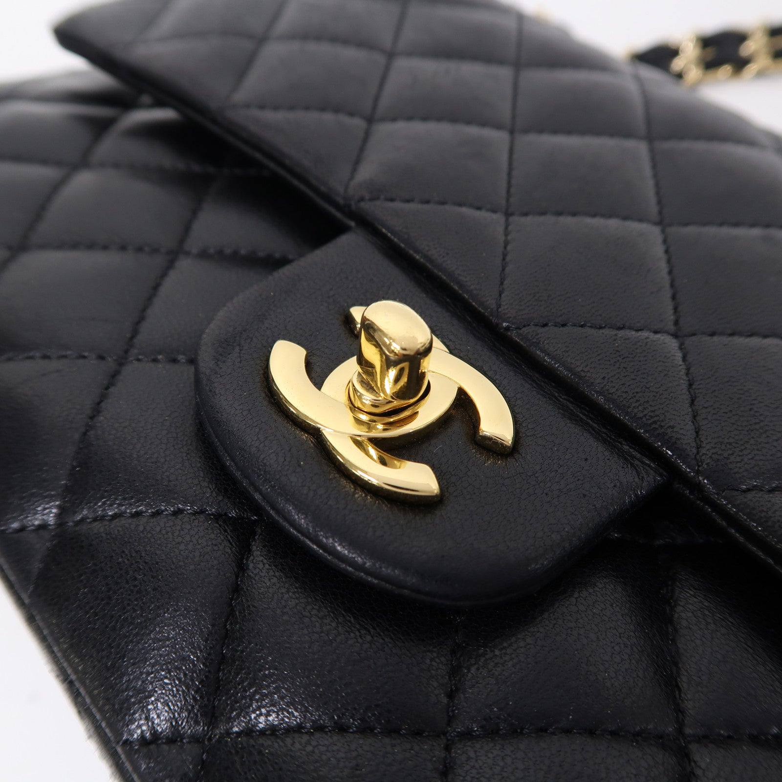 CHANEL 菱格羊皮皮革Classic金扣鏈帶肩背袋黑色