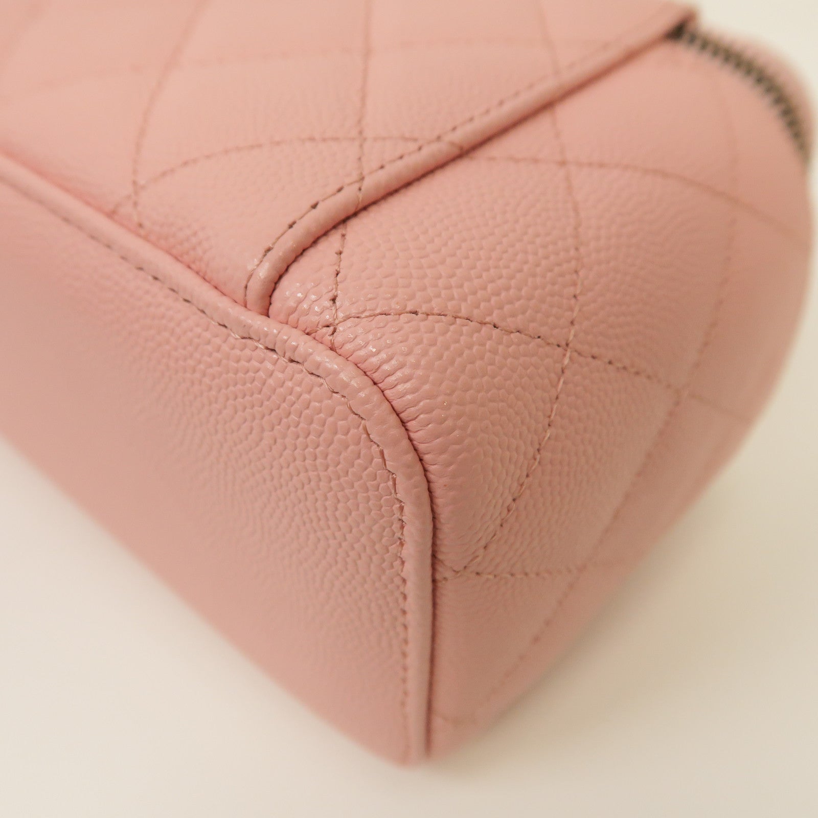 CHANEL 菱格Caviar皮革Vanity Case金扣鏈帶肩背袋粉紅色