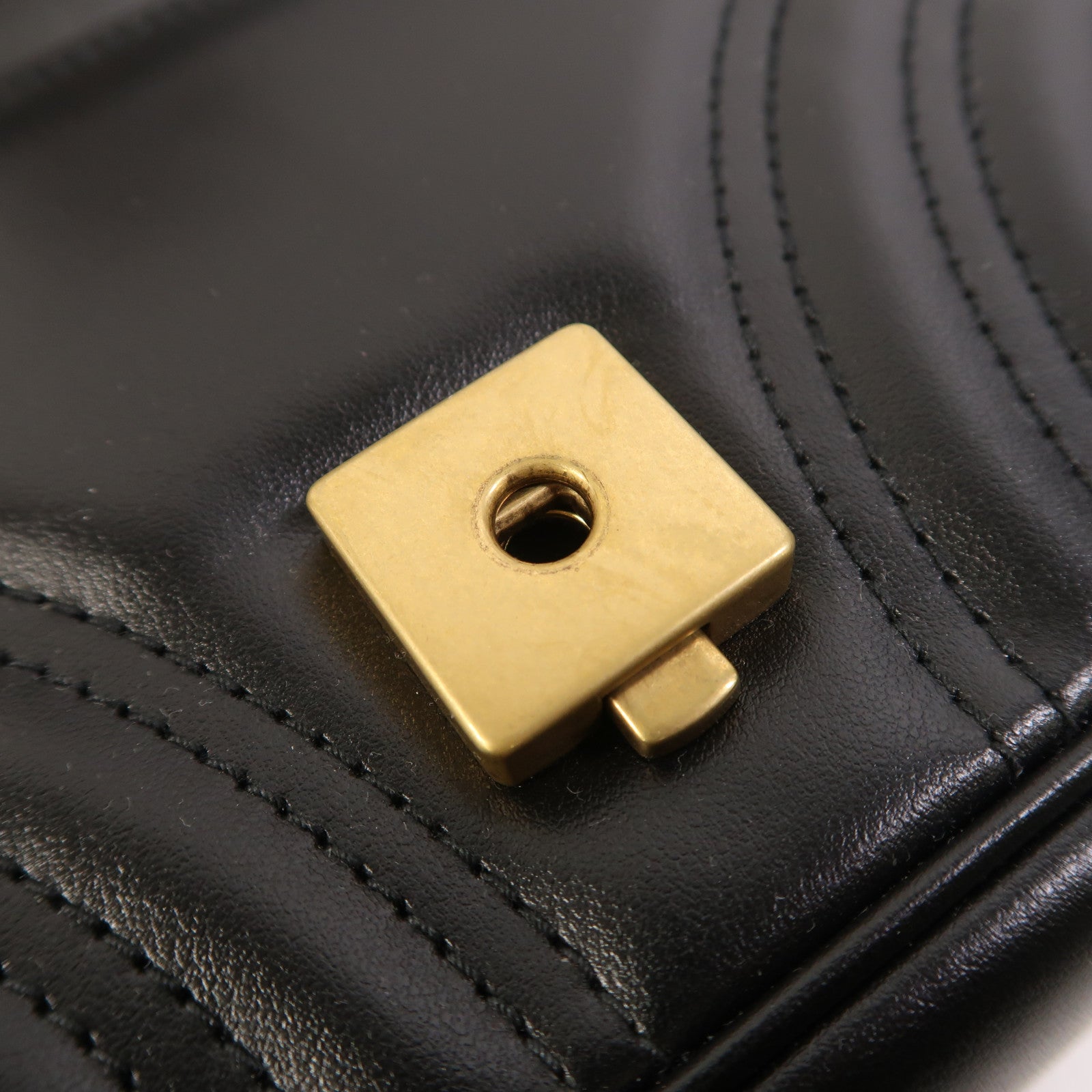 GUCCI 牛皮皮革GG Marmont Small金扣鏈帶肩背袋