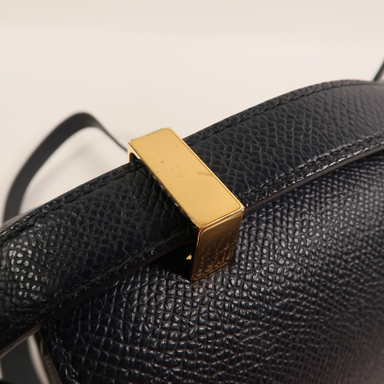 HERMES Epsom皮革Constance24金扣肩背袋Bleu Indigo