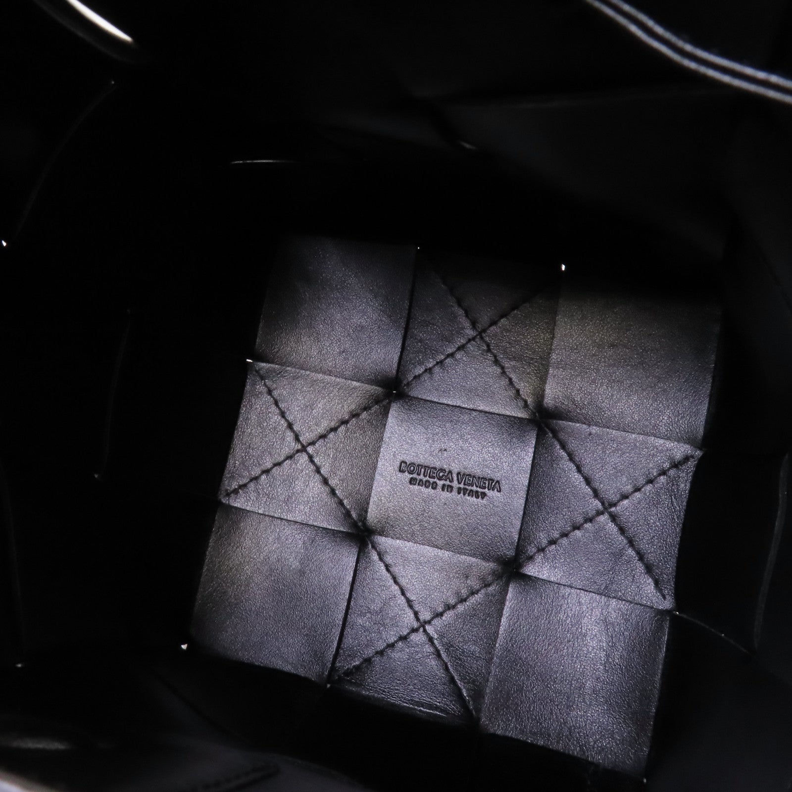 BOTTEGA VENETA 【激減優惠】織紋皮革Small Cassette Cross-Body Bucket Shoulder Bag肩背袋黑色