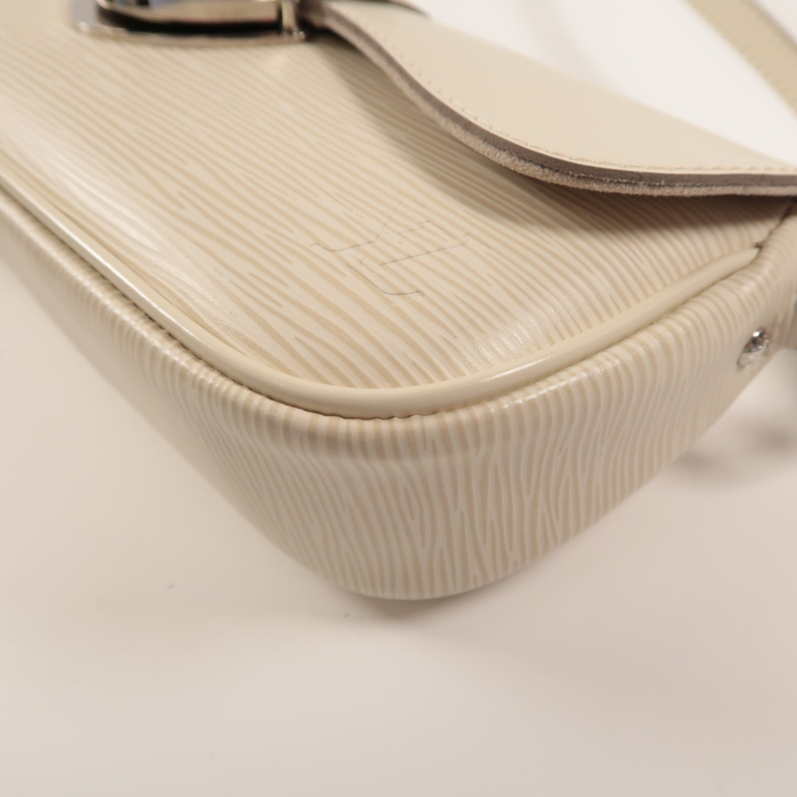 LOUIS VUITTON Epi Pochette Montaigne肩背袋白色